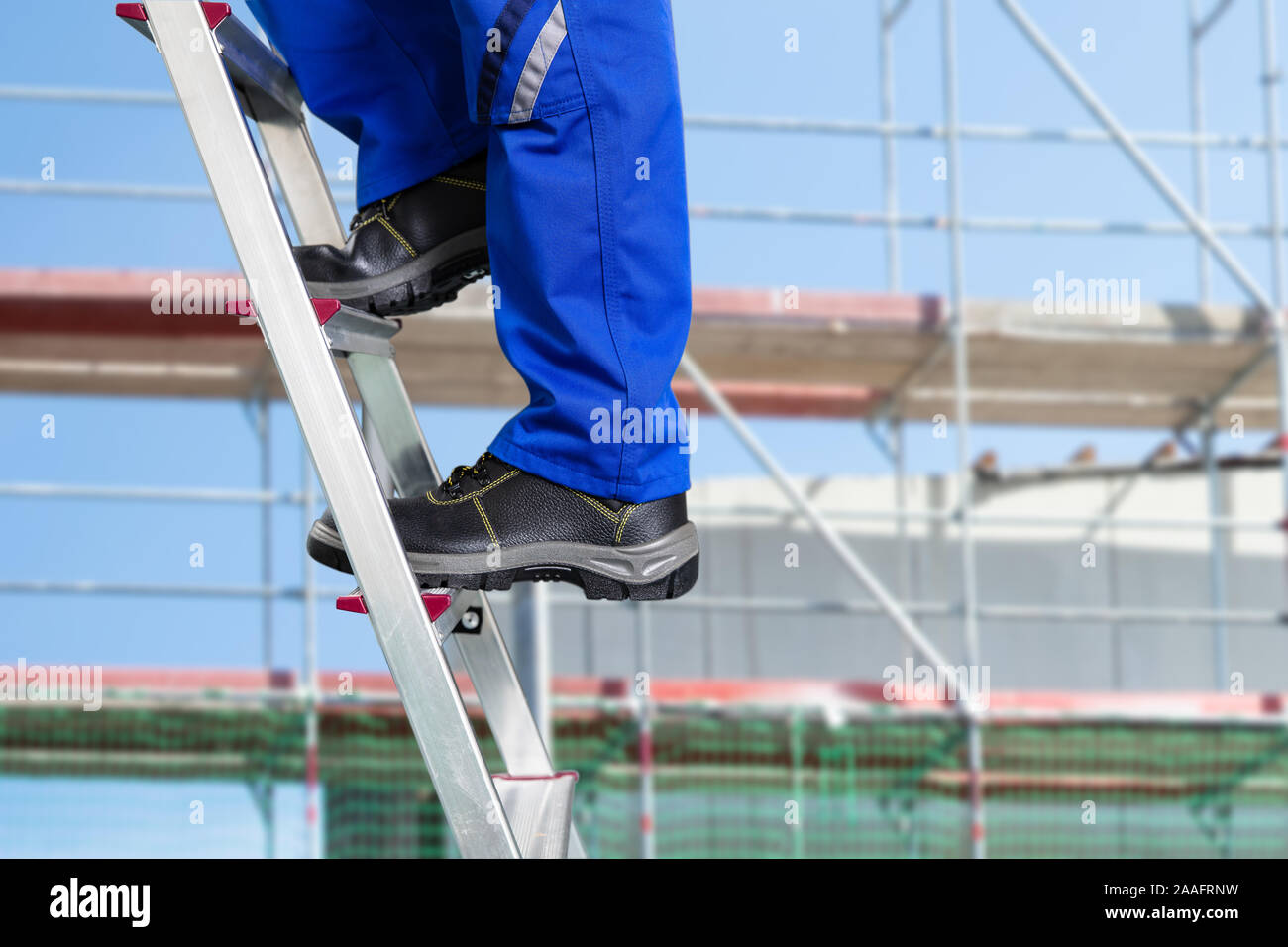 Close-up d'une réparation pratique homme debout sur l'échelle contre les sites de construction en acier Banque D'Images