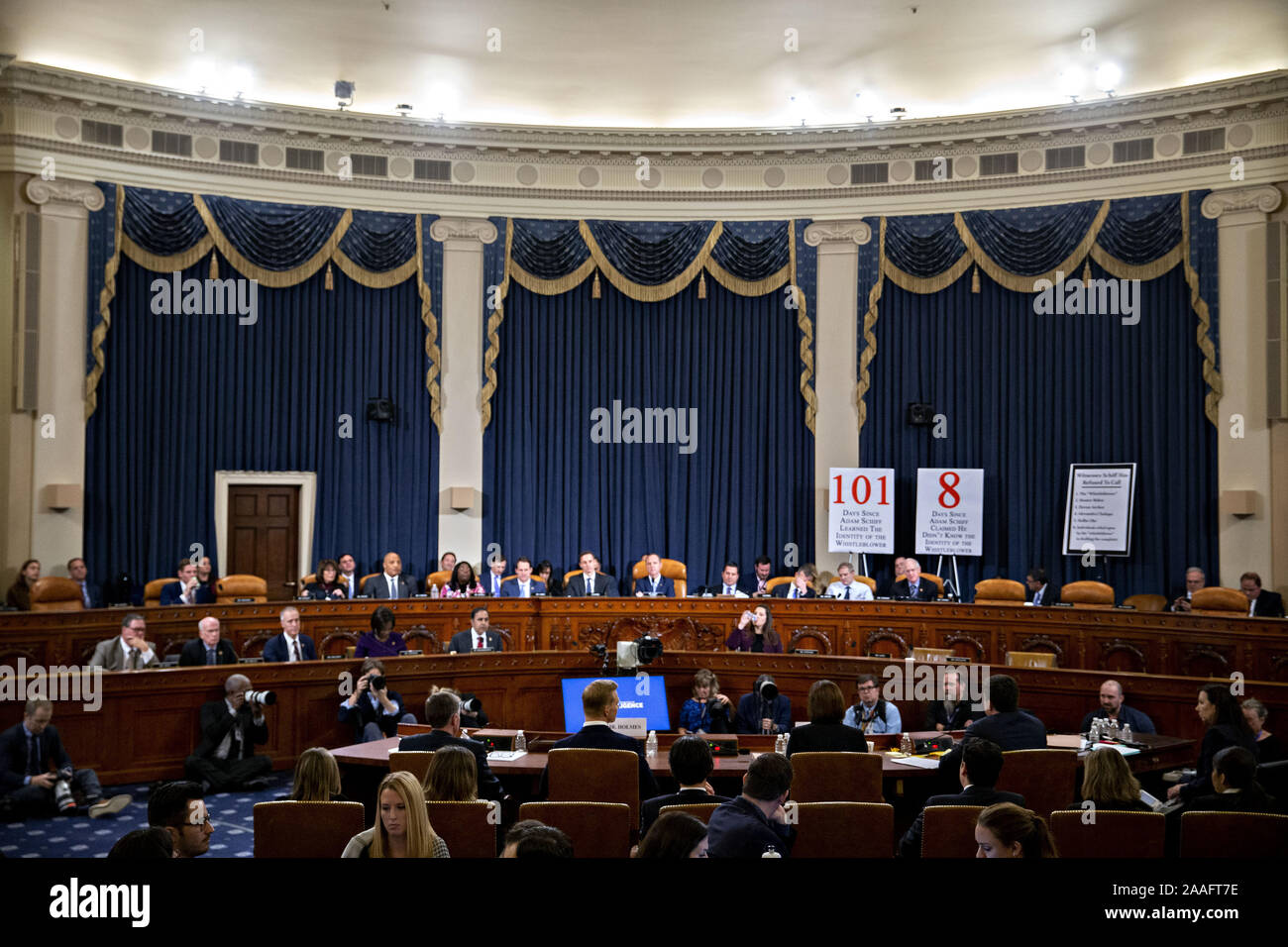 Washington, United States. 21 Nov, 2019. Fiona Hill, ancien expert de la Russie du Conseil de sécurité nationale, au centre à droite, et David Holmes, conseiller aux affaires politiques à l'ambassade des États-Unis à l'Ukraine, de centre gauche, témoigner au cours d'une House Intelligence Committee justice enquête à Washington, DC, États-Unis, le Jeudi, Novembre 21, 2019. Le comité entendra des témoins dans des audiences ouvertes cette semaine dans l'enquête sur la mise en accusation le Président Donald Trump. Credit : UPI/Alamy Live News Banque D'Images