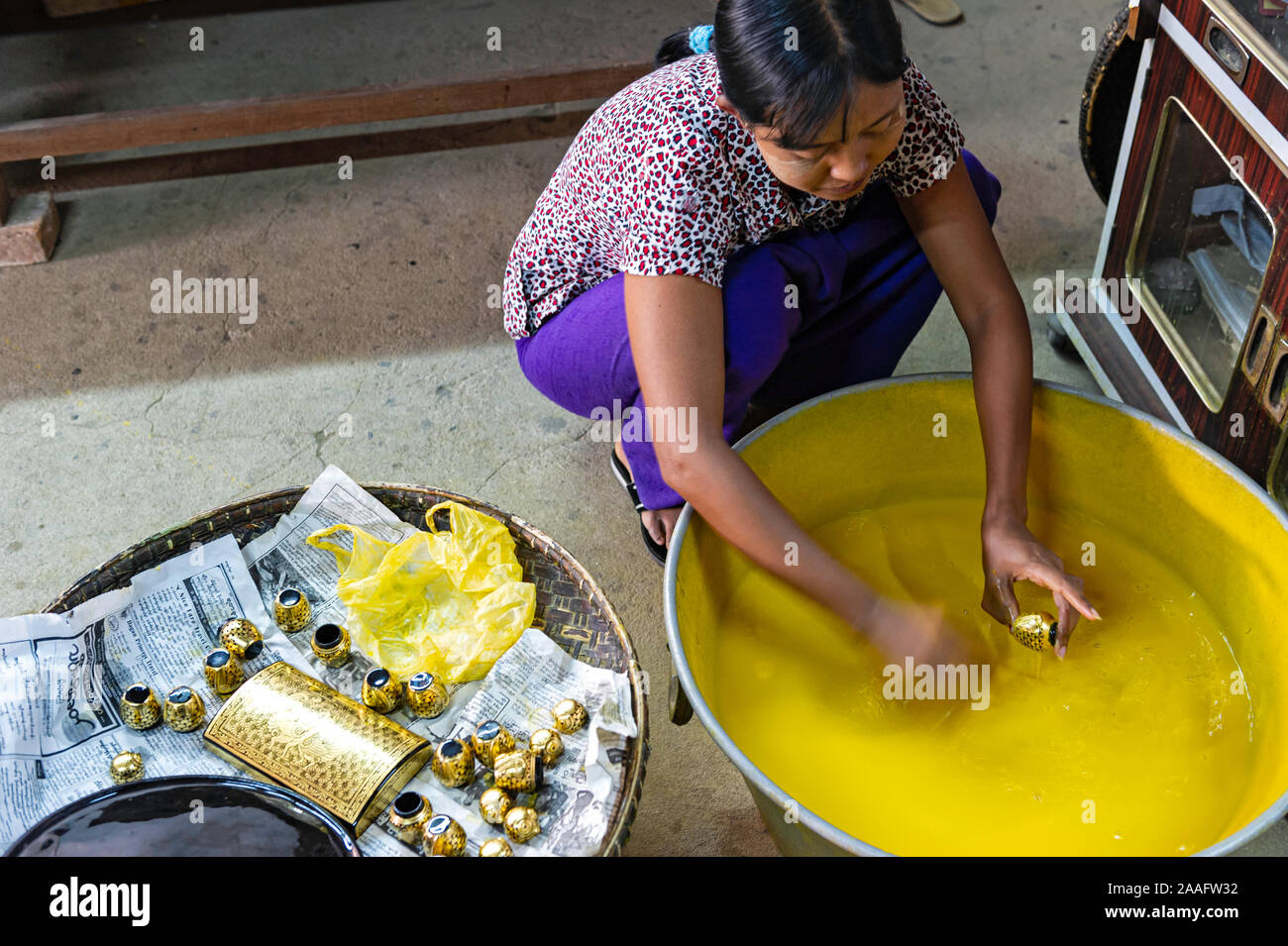 Le processus de lavage utilisées dans la fabrication des laques à Bagan Myanmar Birmanie Banque D'Images