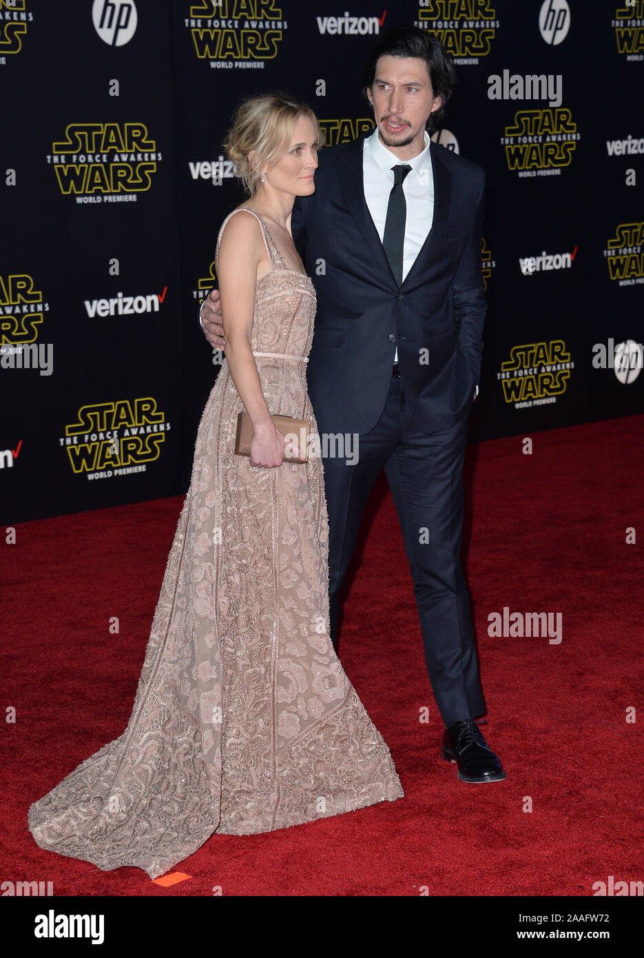 LOS ANGELES, CA - le 14 décembre 2015 : l'Acteur Adam Driver & épouse Joanne Tucker lors de la première mondiale de 'Star Wars : The Force éveille' sur Hollywood Boulevard © 2015 Paul Smith / Featureflash Banque D'Images