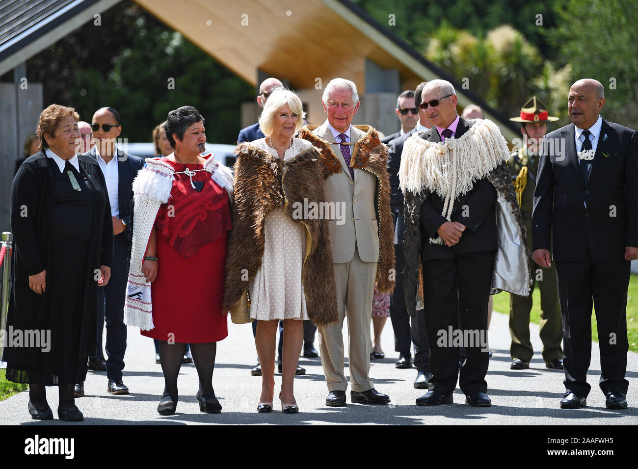 Le Prince de Galles et la duchesse de Cornouailles au cours de leur visite en Tuahiwi marae, lieu de rencontre d'une tribu sur l'île du sud de la Nouvelle-Zélande, le sixième jour de la visite royale. Banque D'Images