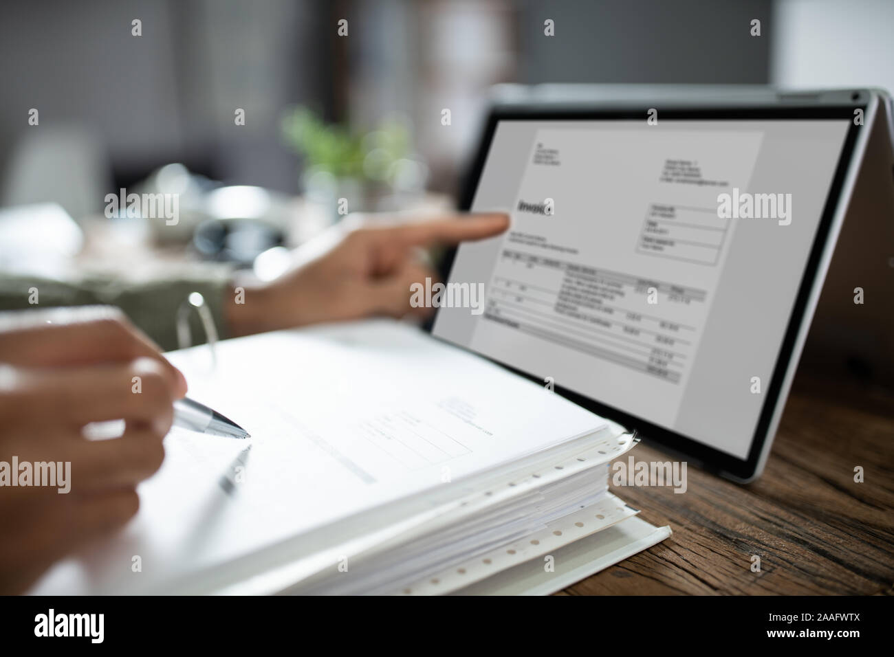 Close-up of Woman's Hands travaillant sur facture sur Laptop At Office Banque D'Images