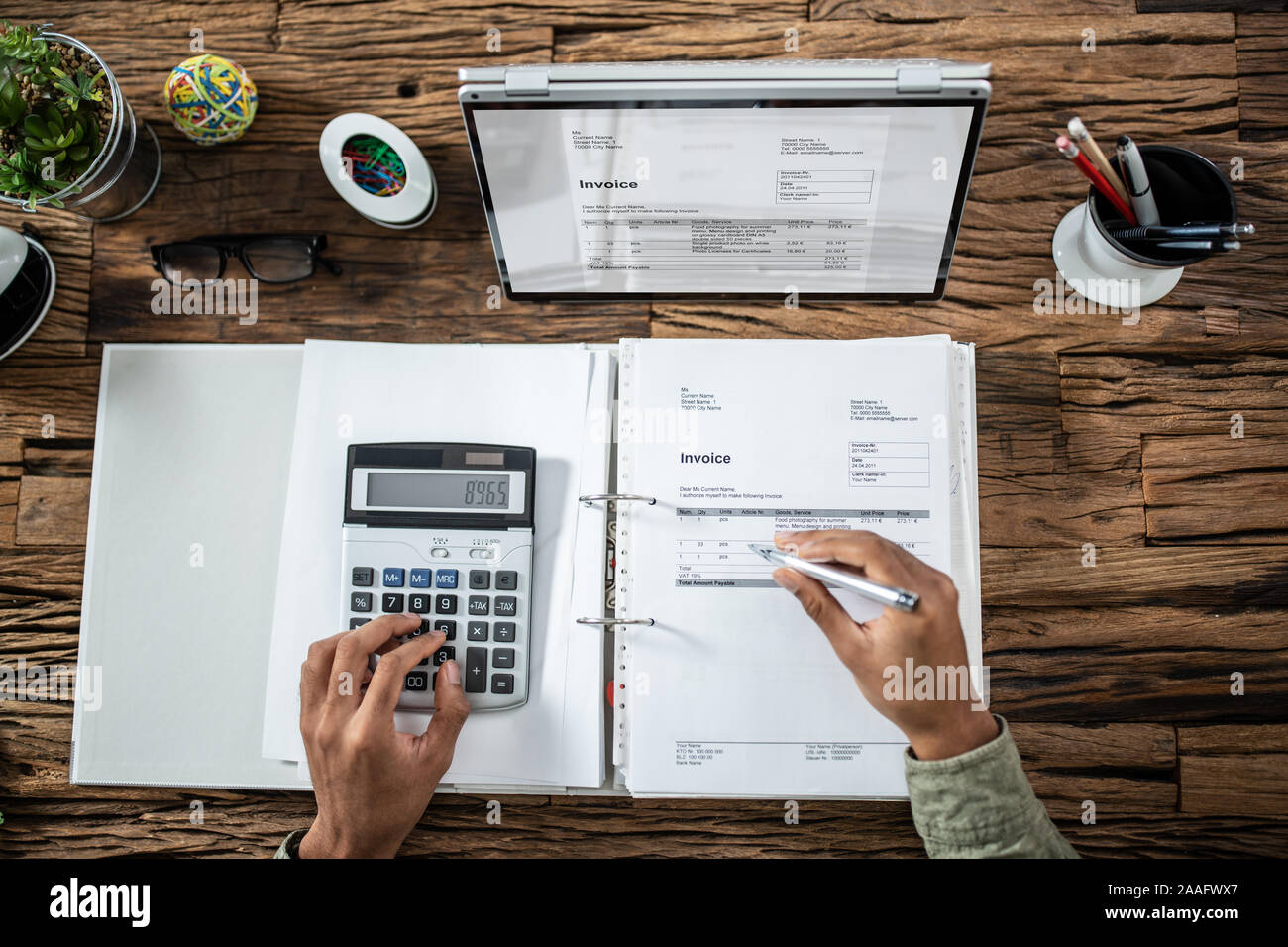 Close-up of Woman's Hands travaillant sur facture sur Laptop At Office Banque D'Images