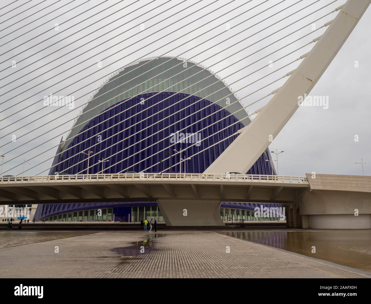 L'Agora bâtiment derrière le pont de la Ville des Arts et des Sciences, Valence Banque D'Images