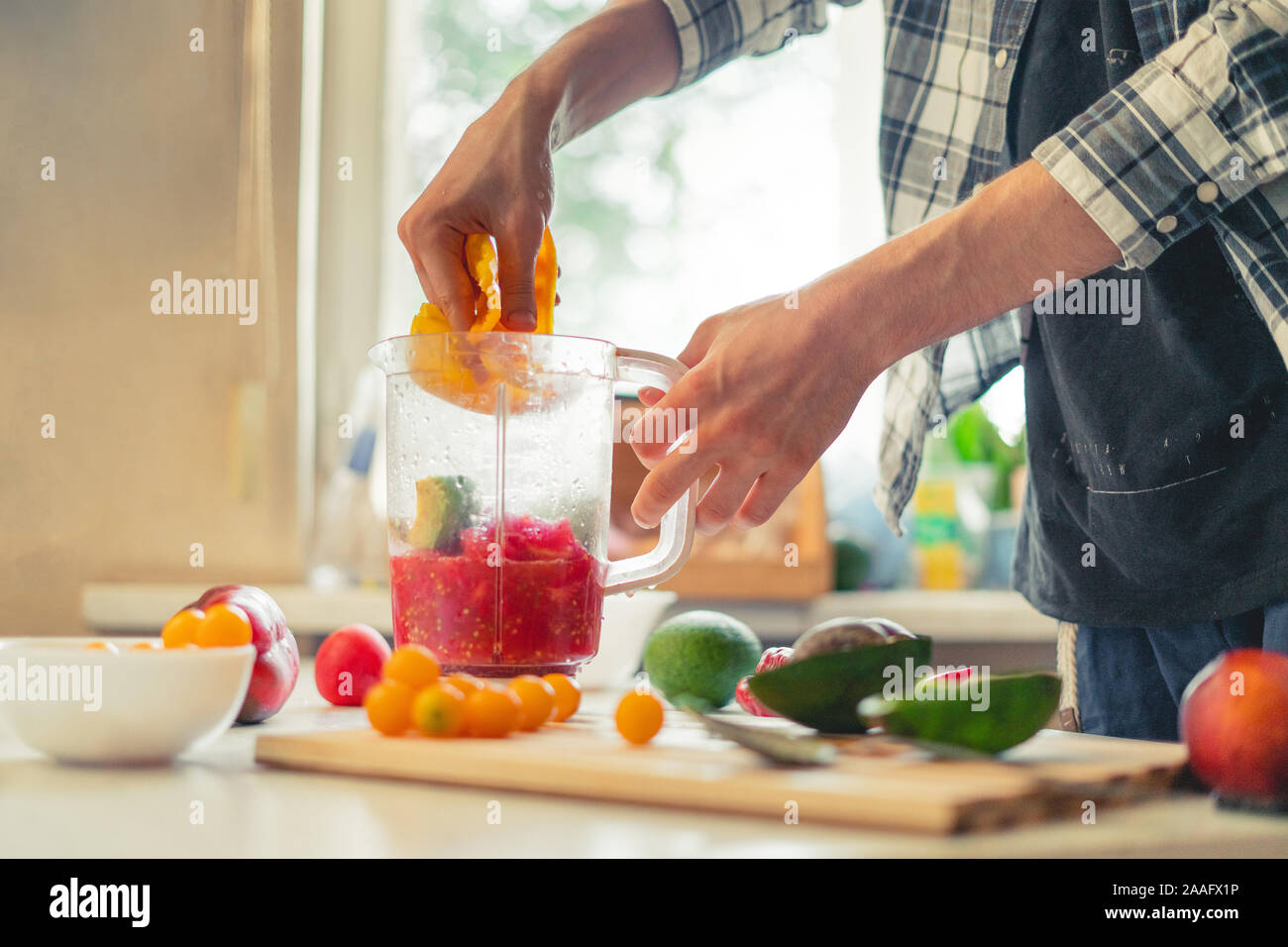 Couper les fruits et légumes à mettre dans Blender pour faire un smoothie mix Banque D'Images