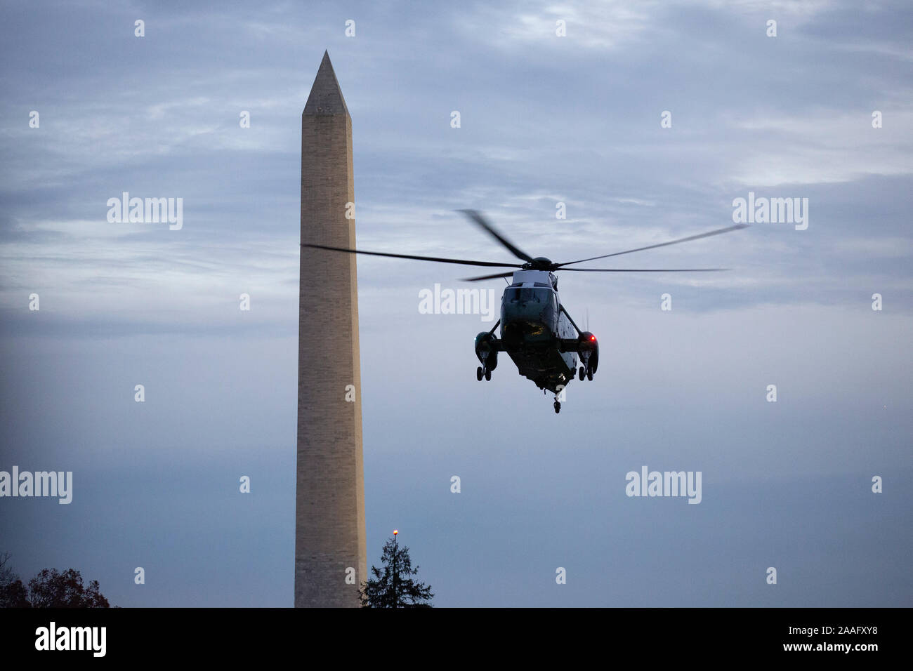 Un marin s'approche de la pelouse Sud de la Maison Blanche à Washington, DC, États-Unis, le jeudi 21 novembre, 2019. Credit : Stefani Reynolds/CNP | conditions dans le monde entier Banque D'Images