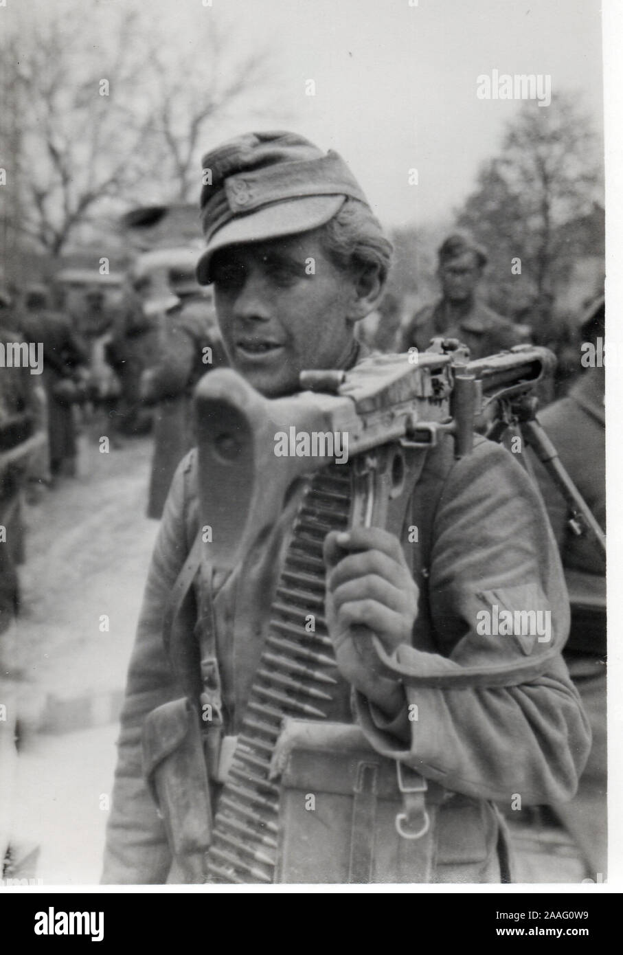 Soldats allemands avec sa mitrailleuse MG42 sur le front russe au cours de l'été 1944 Banque D'Images