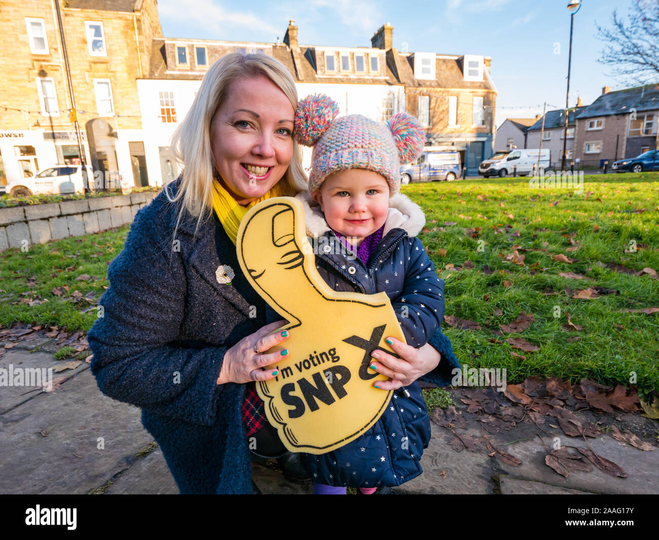 Loanhead Midlothian Ecosse Royaume Uni 19 Campagne D Election Generale Kelly Isla Thomson Femme Et Bebe Fille De Candidat Snp Local Owen Thomson Photo Stock Alamy