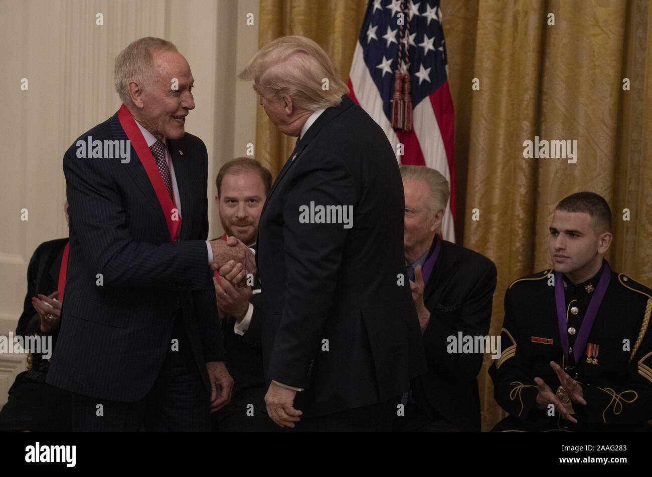 Washington, United States. 21 Nov, 2019. Le Chef Patrick O'Connell reçoit la Médaille nationale des sciences humaines de Donald Trump Président à la Maison Blanche à Washington, DCon jeudi 21 novembre, 2019. Photo par Tasos Katopodis/UPI UPI : Crédit/Alamy Live News Banque D'Images