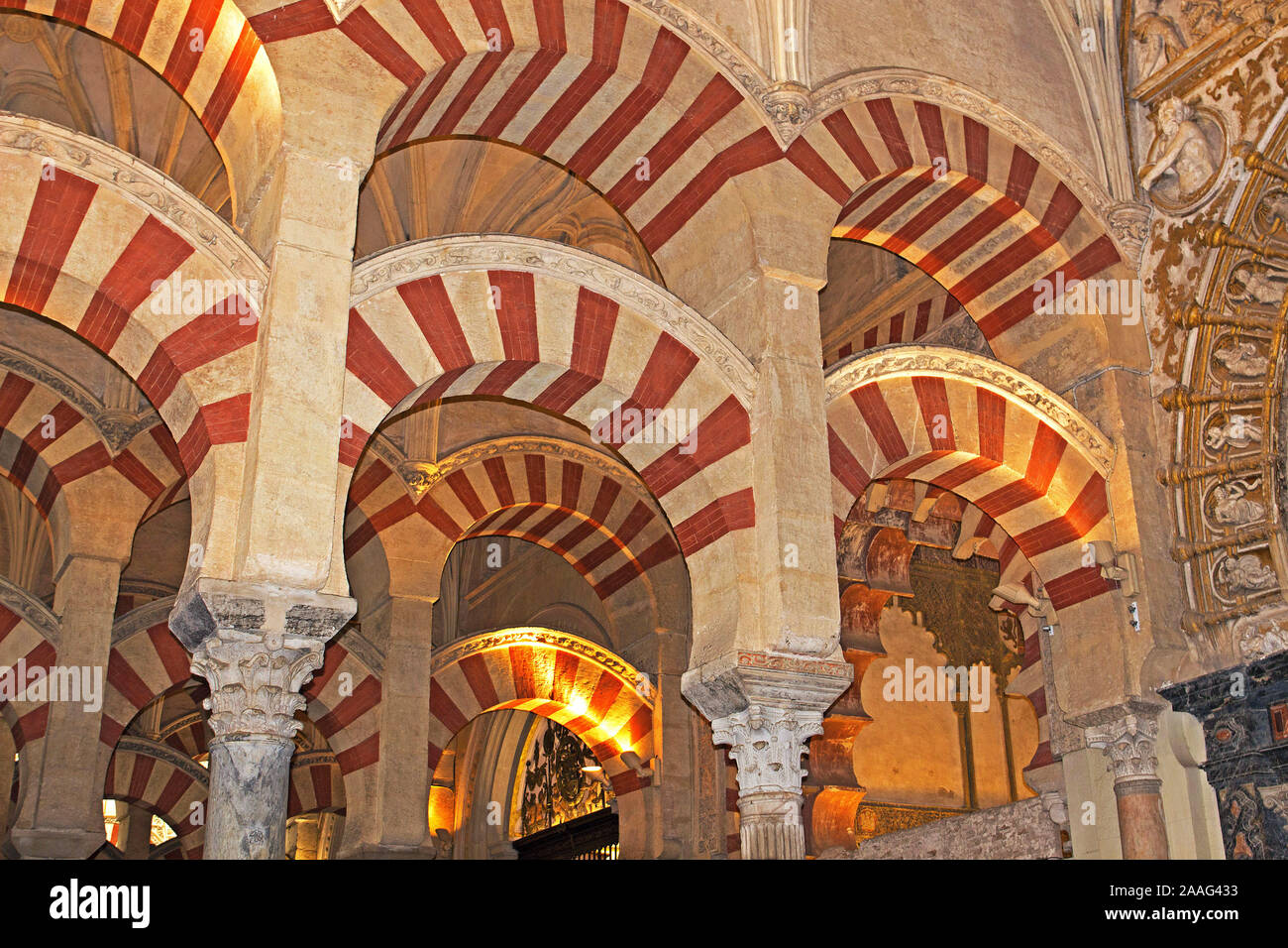 Cordoue, Andalousie, espagne. La Grande Mosquée de Cordoue construit au 8ème siècle avec sa forêt de colonnes et d'arches attire de nombreux touristes. Banque D'Images