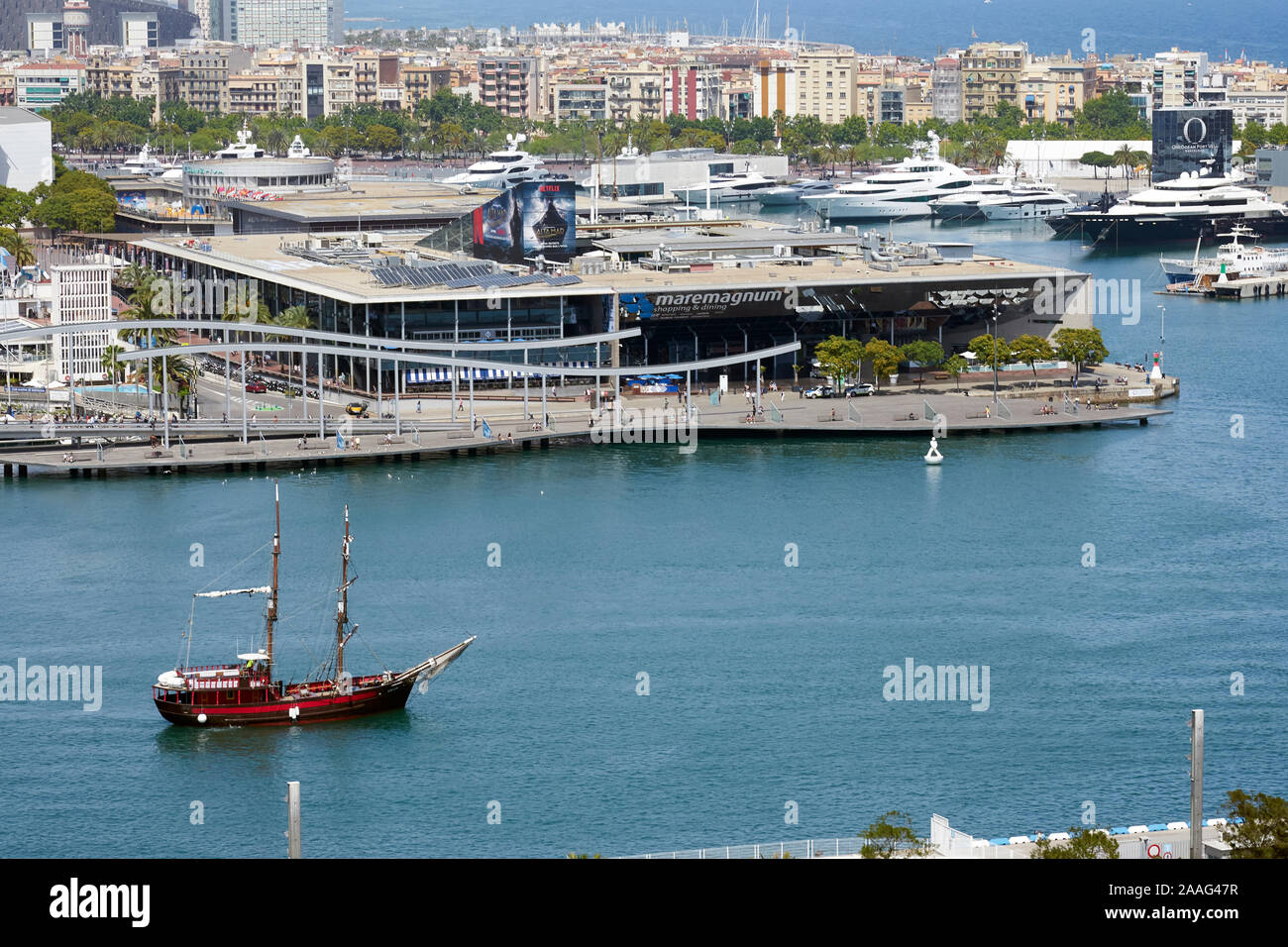 Un voilier dans le port de plaisance de Barcelone Banque D'Images