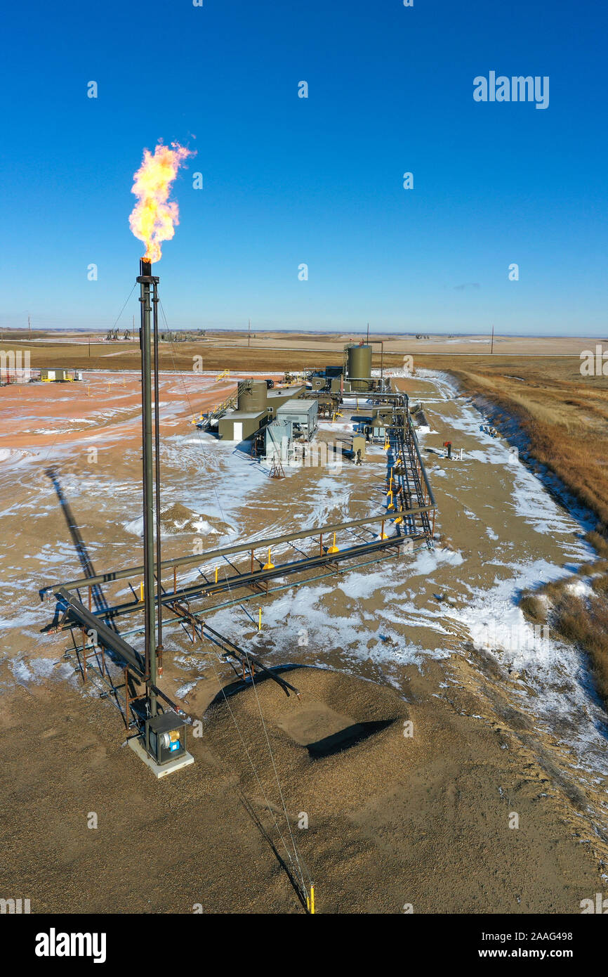Watford City, Dakota du Nord - le gaz naturel est brûlé à une installation de production d'huile dans la formation de schiste de Bakken. Banque D'Images