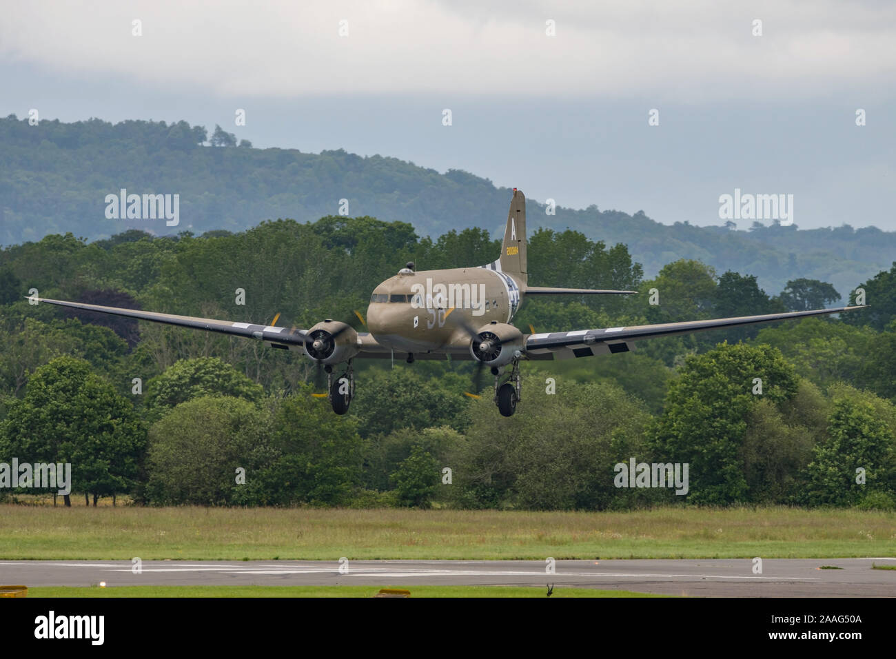 Un Douglas C-47 Skytrain WW2 d'atterrissage des avions de transport à Dunsfold aérodrome, UK durant la dernière jamais Wings & Wheels bourget sur le 16 juin 2019. Banque D'Images