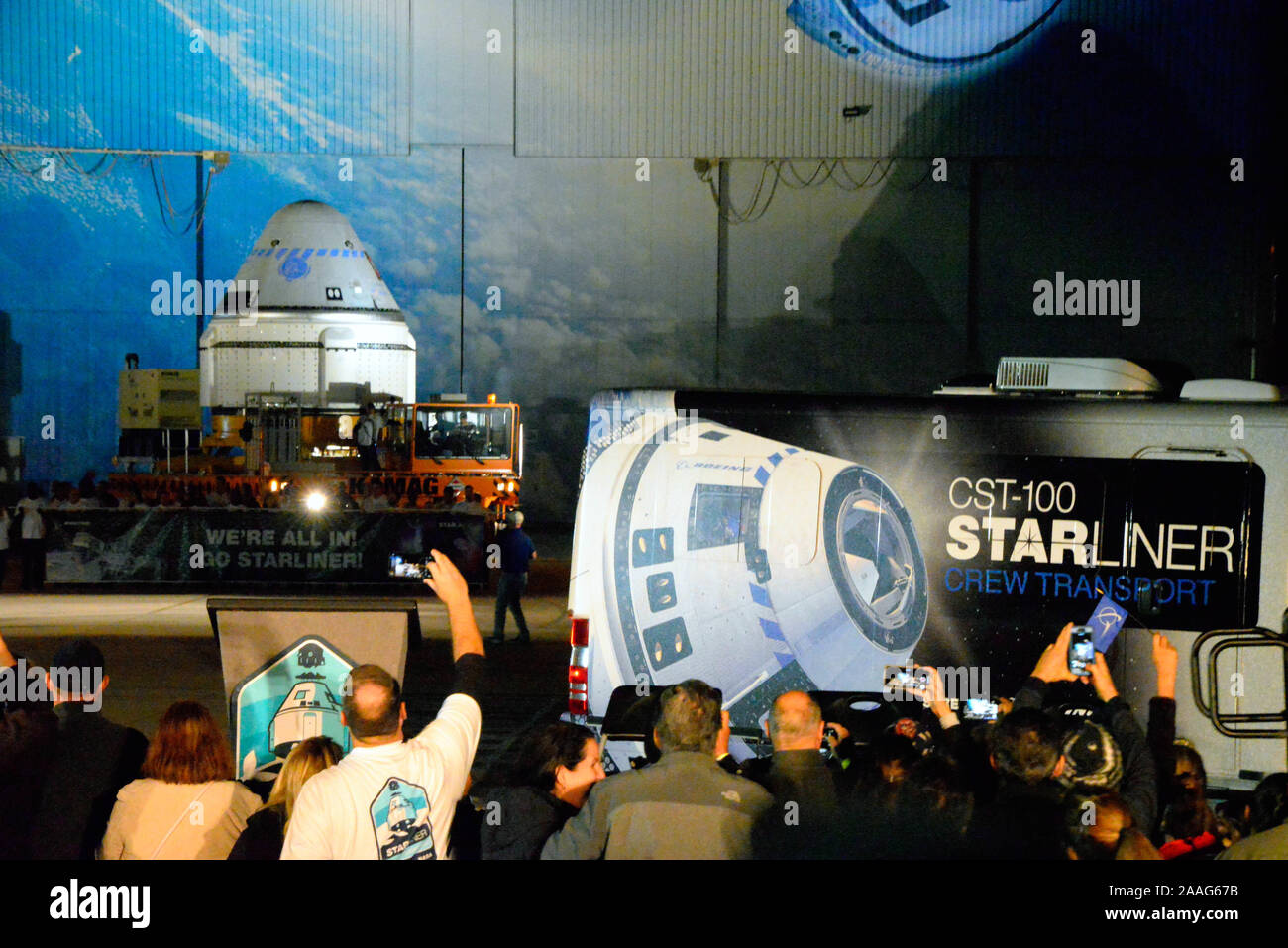 NASA's Kennedy Space Center, en Floride, USA. Le 21 novembre, dans un mouvement avant l'aube du Boeing CST-100 15 a été déplacé de l'usine de transformation de l'espace complexe de lancement 41 Installation de l'intégration verticale à Cap Canaveral Air Force Station. À l'aide de la tablette, 15 seront fixés au sommet d'une fusée Atlas V Alliance Lancement en préparation de l'équipage de Boeing un-vol Orbital Test pour la Station spatiale internationale de la NASA pour le programme de l'équipe commerciale. Crédit photo Julian Poireau / Alamy Live News Banque D'Images