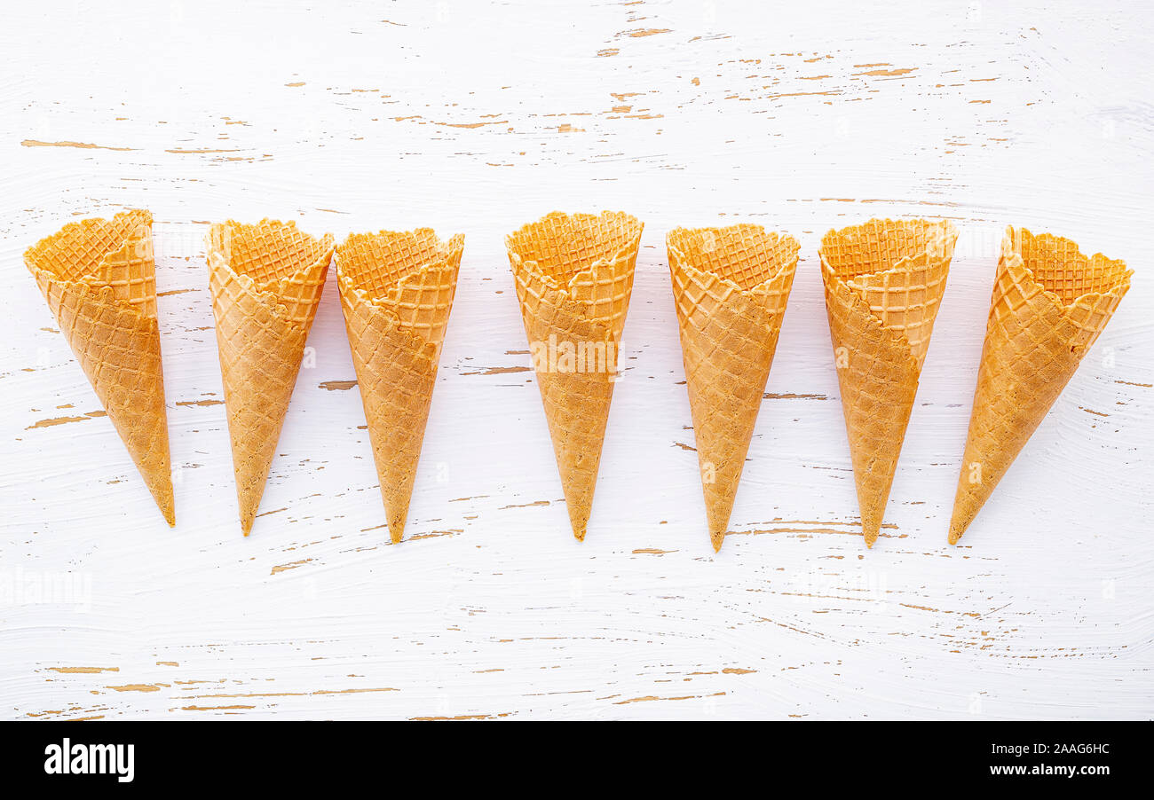 Mise à plat des glaces collection sur fond de bois minable . Croustillant blanc ice cream cone avec copie espace pour les dragées menu design. Banque D'Images