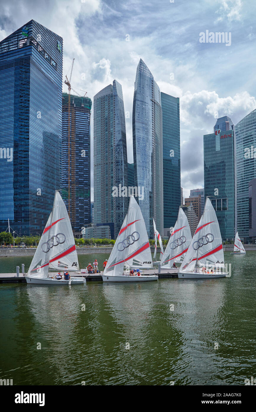 Singapour - 6 juillet : disponibles en cours de lancement dans le bassin de la baie de Plaisance à Singapour le 6 juillet 2012. Banque D'Images