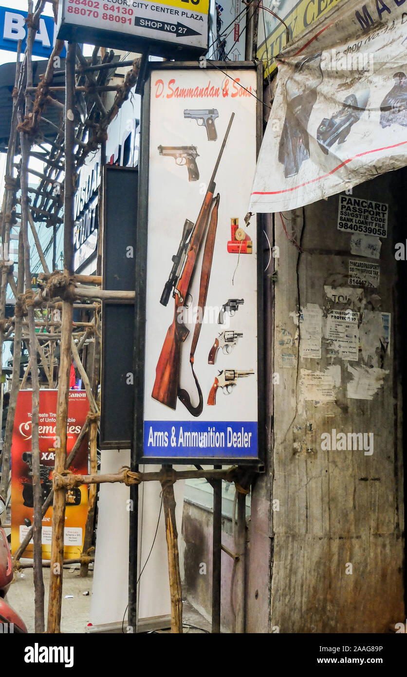 CHENNAI, Tamil Nadu/Inde 1ER MARS 2018 : Armes, munitions et l'atelier du concessionnaire signe avant affiche le long d'une rue secondaire du centre-ville. Banque D'Images