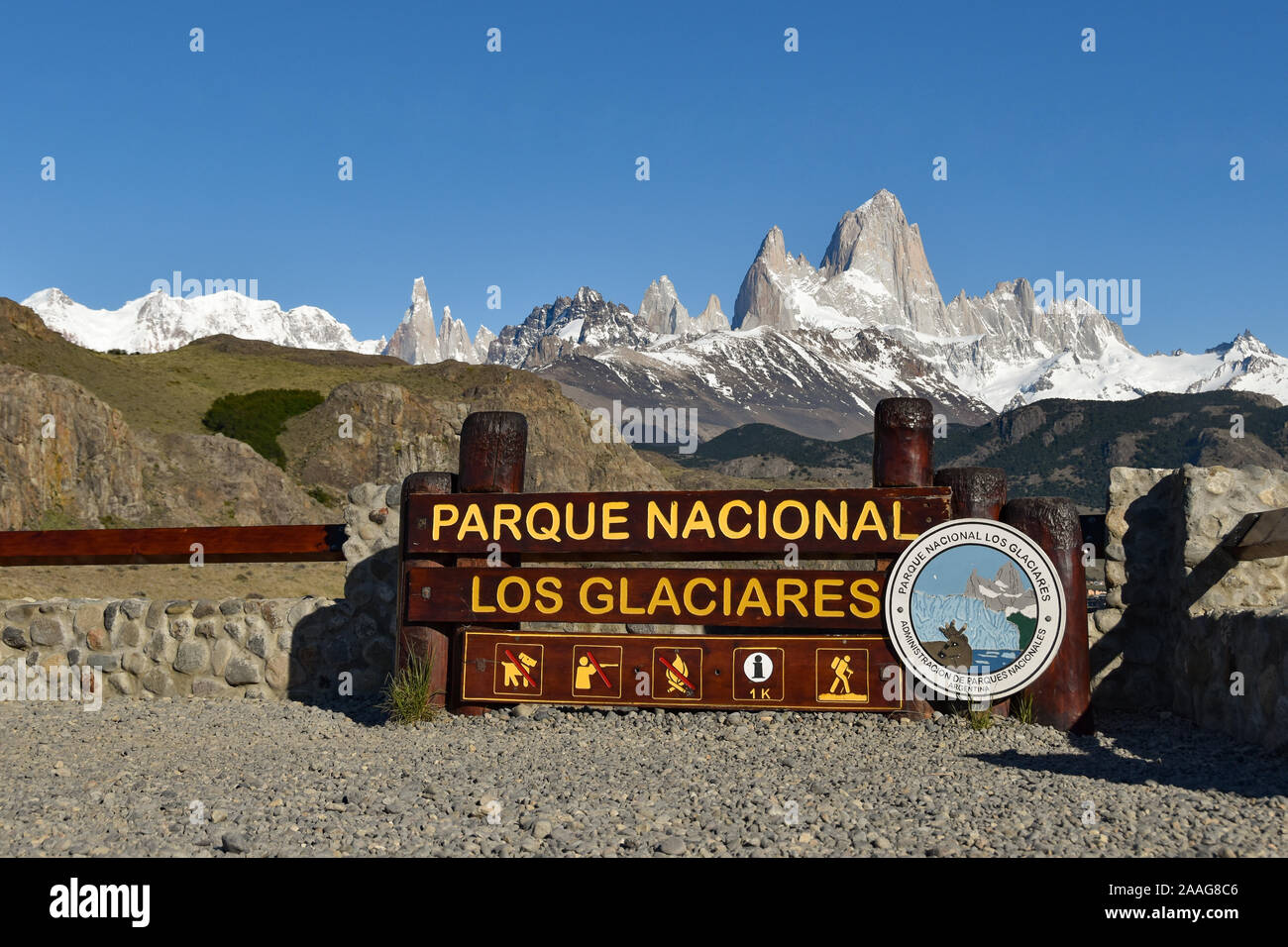 Panneau "parc national Los Glaciares' près de El Chalten, Argentine, avec des montagnes Cerro Torre et Fitz Roy signer par l'administration du parc national de l'Argentine Banque D'Images