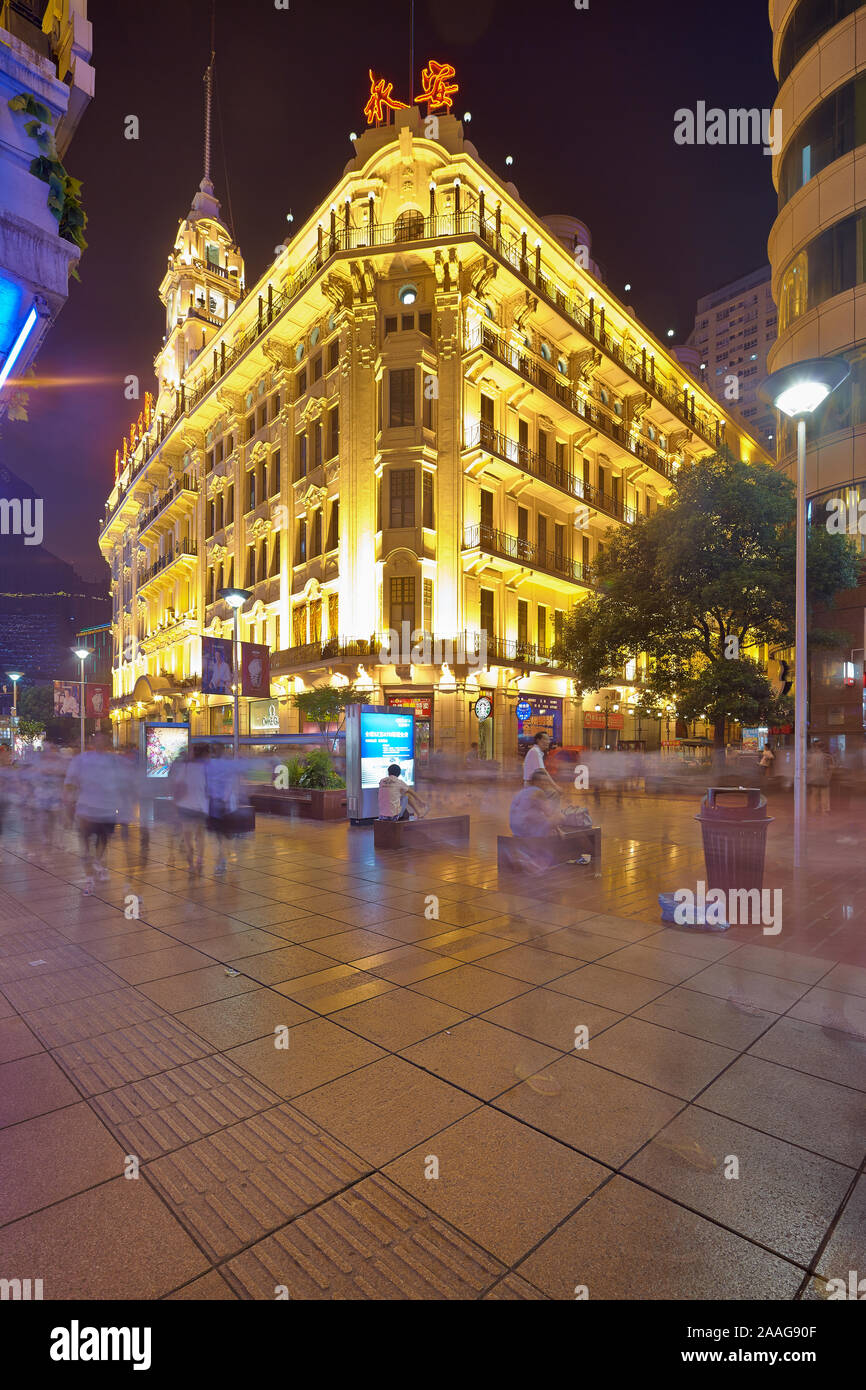 Un grand magasin éclairé la nuit sur Nanjing Road à Shanghai, en Chine Banque D'Images