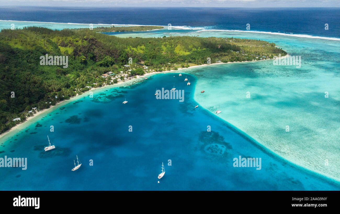 Ancrage dans le sud du lagon de l'île de Huahine en Polynésie Francaise Banque D'Images