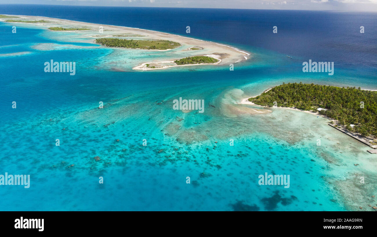 Yacht à voile plusieur bateaux dans l'archipel des Tuamotu - atoll de Tikehau plage de sable rose du désert Banque D'Images