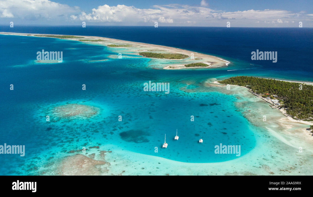 Yacht à voile plusieur bateaux dans l'archipel des Tuamotu - atoll de Tikehau plage de sable rose du désert Banque D'Images