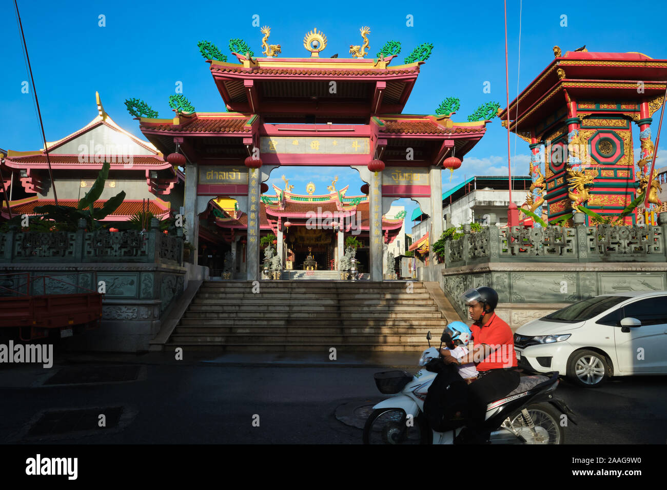 Un motard passe devant Jui Tui Temple, un temple Taoïste dans la ville de Phuket (Phuket), Phuket, Thailand Banque D'Images