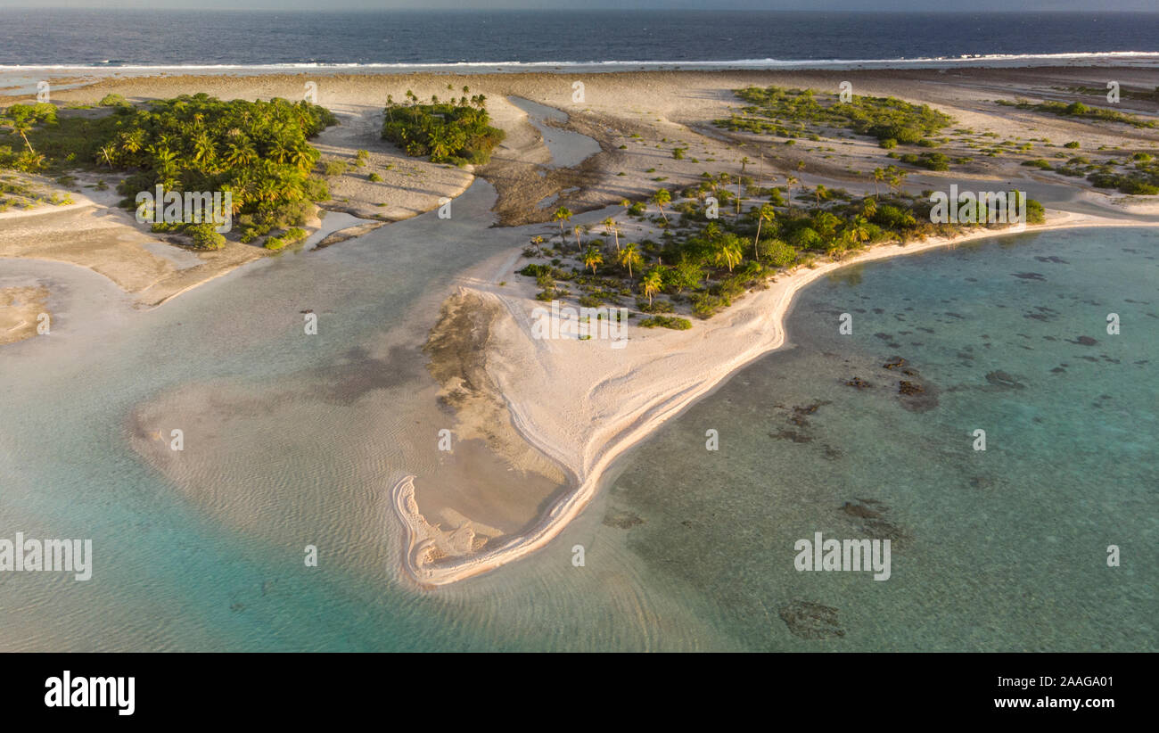Vue aérienne de l'atoll de Tikehau dans les archipels des Tuamotu en polynésie française. Banque D'Images