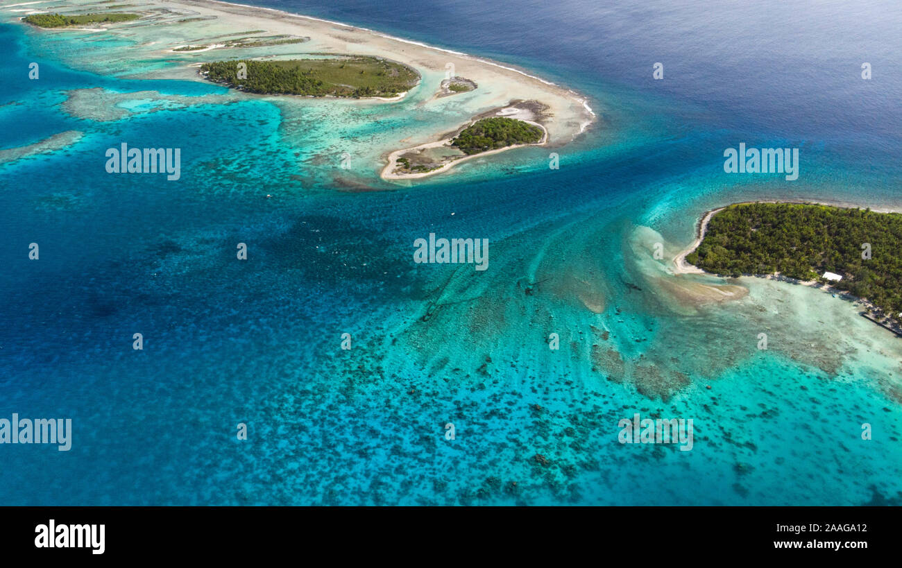 Vue aérienne de l'atoll de Tikehau dans les archipels des Tuamotu en polynésie française. Banque D'Images