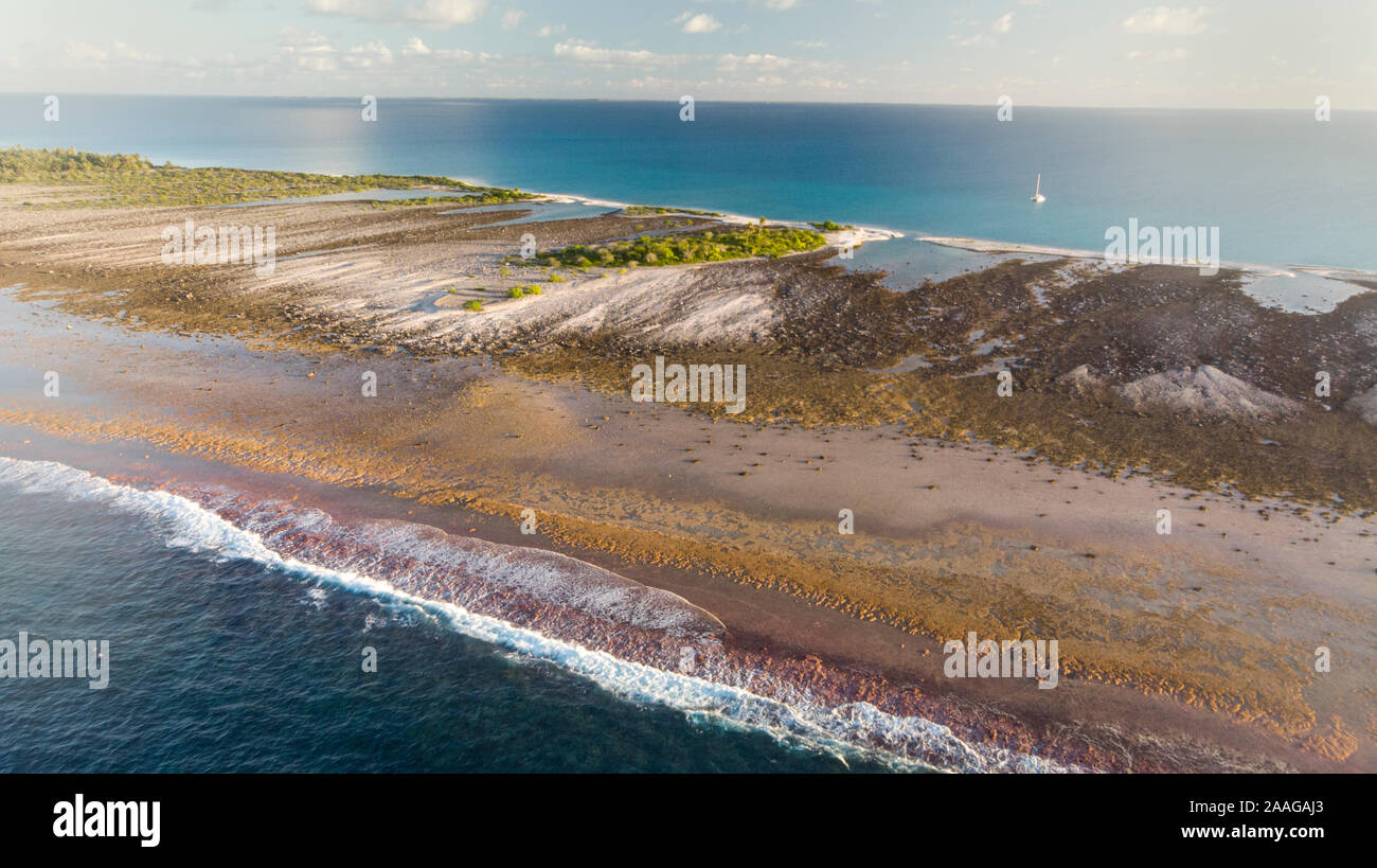 Vues aériennes de la lagune de Rangiroa dans les Tuamotu arghipelago - Bateau à voile à l'Anchorage Banque D'Images