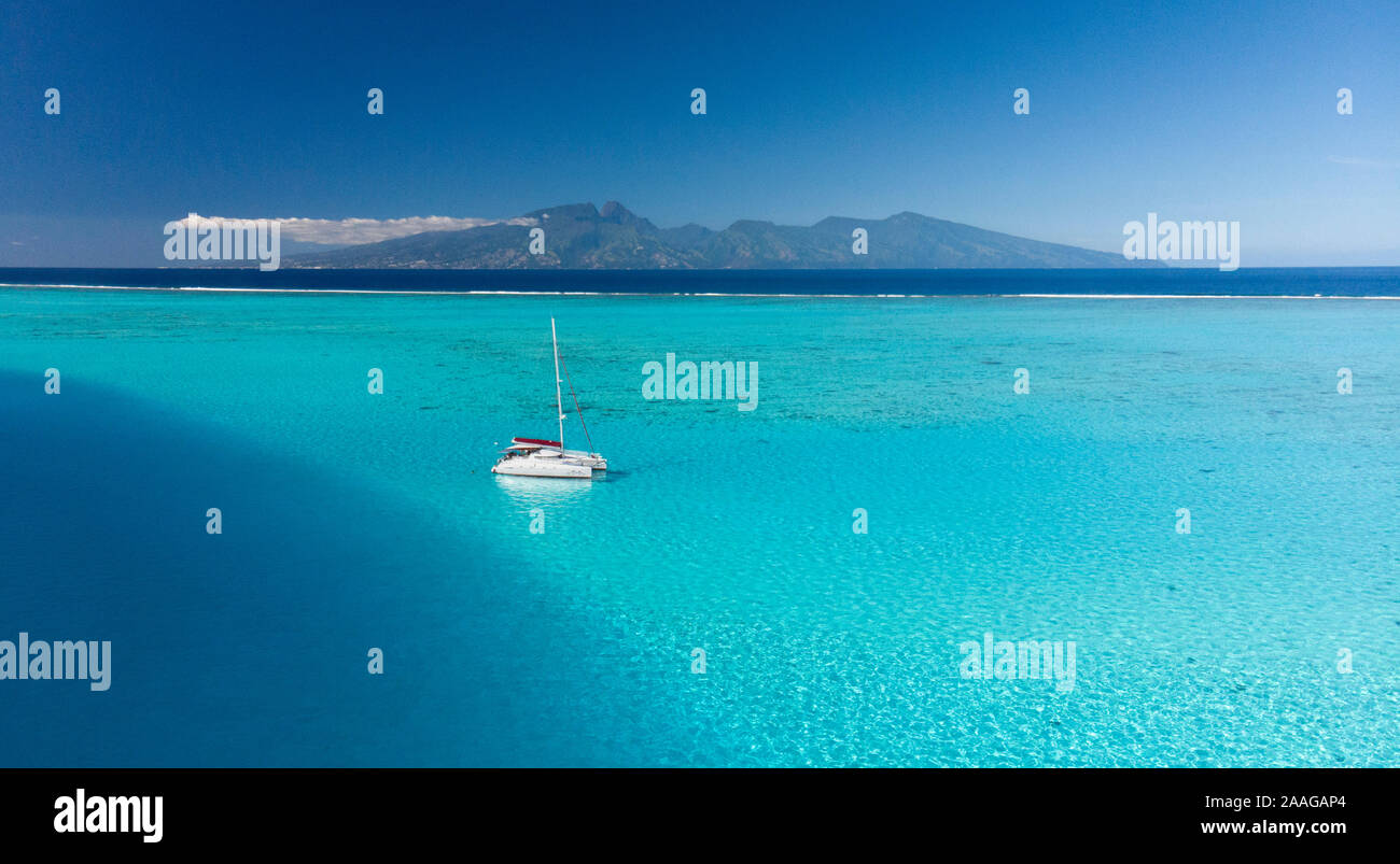 Mouillage des bateaux à voile dans le sud du lagon de Moorea en polynésie francaise Banque D'Images