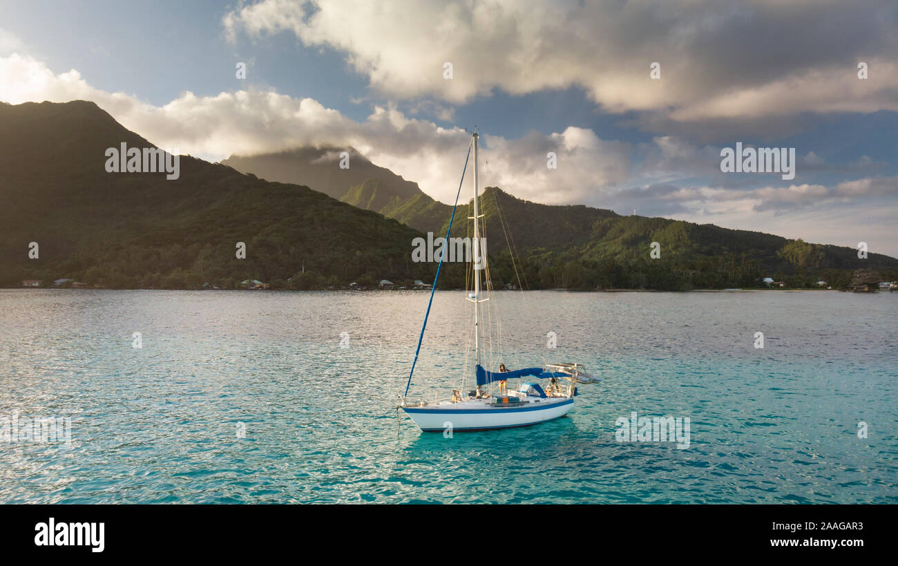 Mouillage des bateaux à voile dans le sud du lagon de Moorea en polynésie francaise Banque D'Images