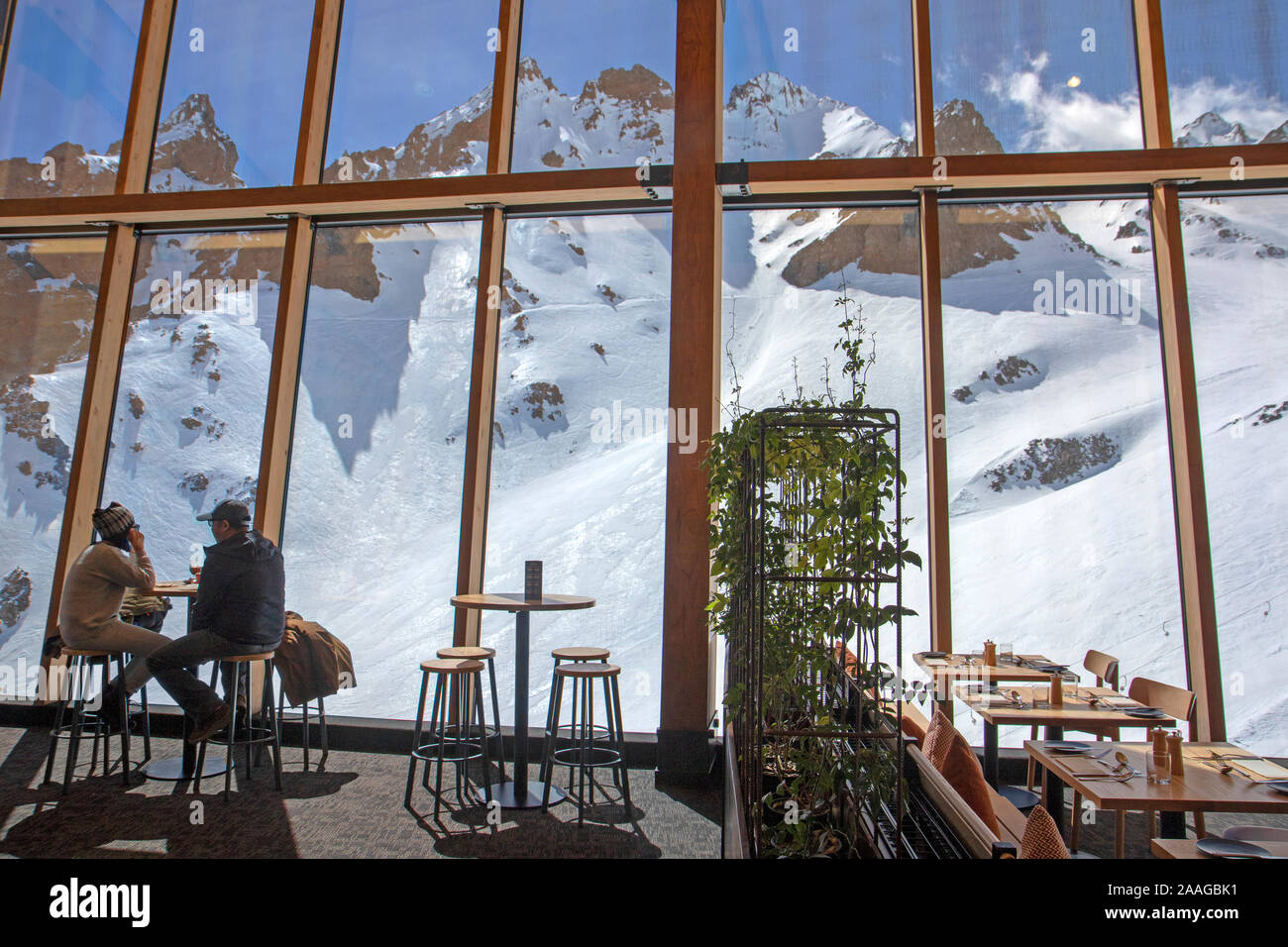 Knoll Ridge Chalet sur les pentes du Mt Ruapehu, face à la crête de Pinnacles Banque D'Images