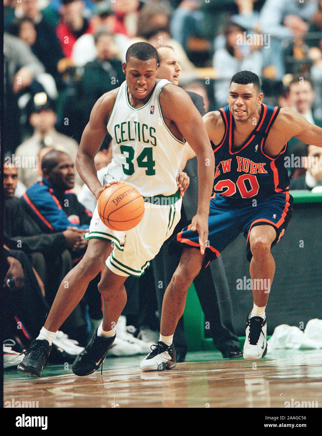 Boston Celtics # 34 Paul Pierce au match de basket-ball action contre New York Knicks # 20 Alan Houston au Fleet Center de Boston MA USA Feb26,1999 photo de Bill belknap Banque D'Images