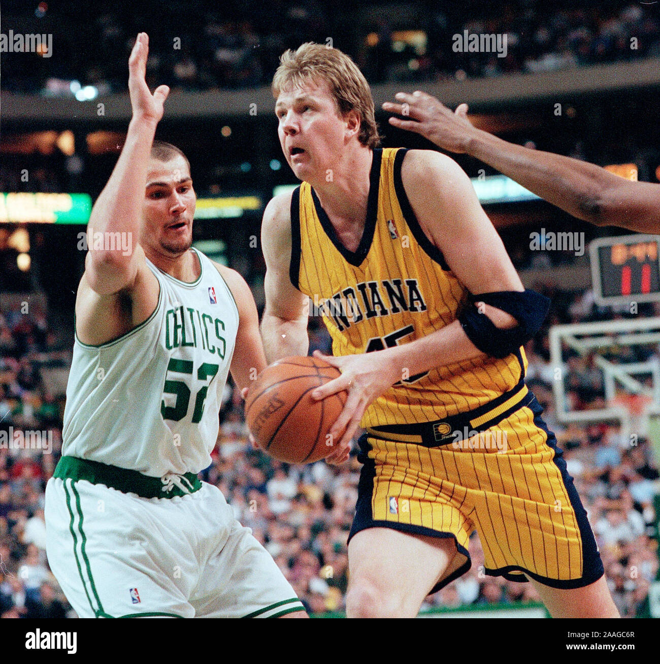 Indiana Pacers # 45 Rik Smits dans match de basket-ball action contre les Boston Celtics au Fleet Center de Boston MA USA Jan9,2000 photo de Bill belknap Banque D'Images