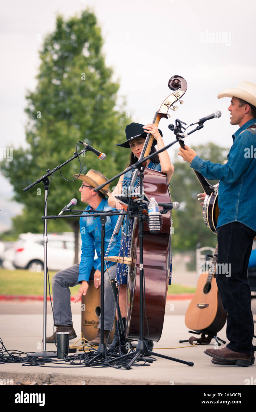 PROVO, UTAH / USA - 7 juillet 2019 Non identifié : musiciens sur scène en plein air dans la région de Pleasant Grove, une série de concerts d'été. Cet événement local caractéristiques m Banque D'Images