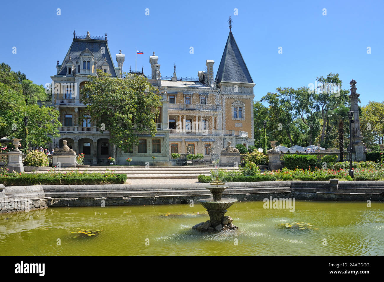 = à la fontaine en face du Palais Massandra  = Le groupe de fontaine dans un magnifique parc en face de Palais Massandra sur une belle matinée ensoleillée. L Banque D'Images
