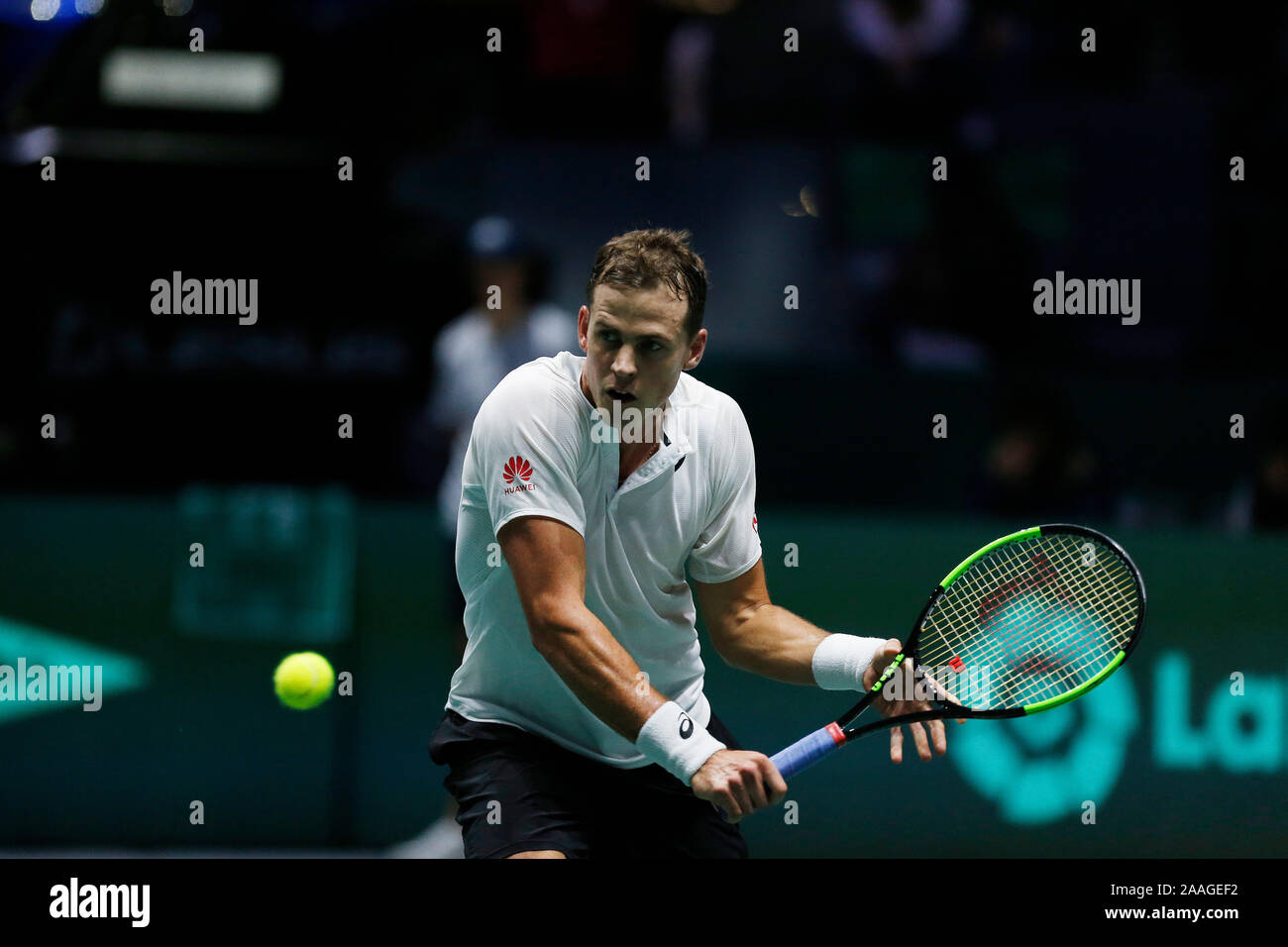 Vasek Pospisil du Canada joue un revers contre John Millman de l'Australie pendant la journée 4 de la Coupe Davis 2019 à la Caja Magica de Madrid. Pospisil gagne 7-6 6-4 Banque D'Images