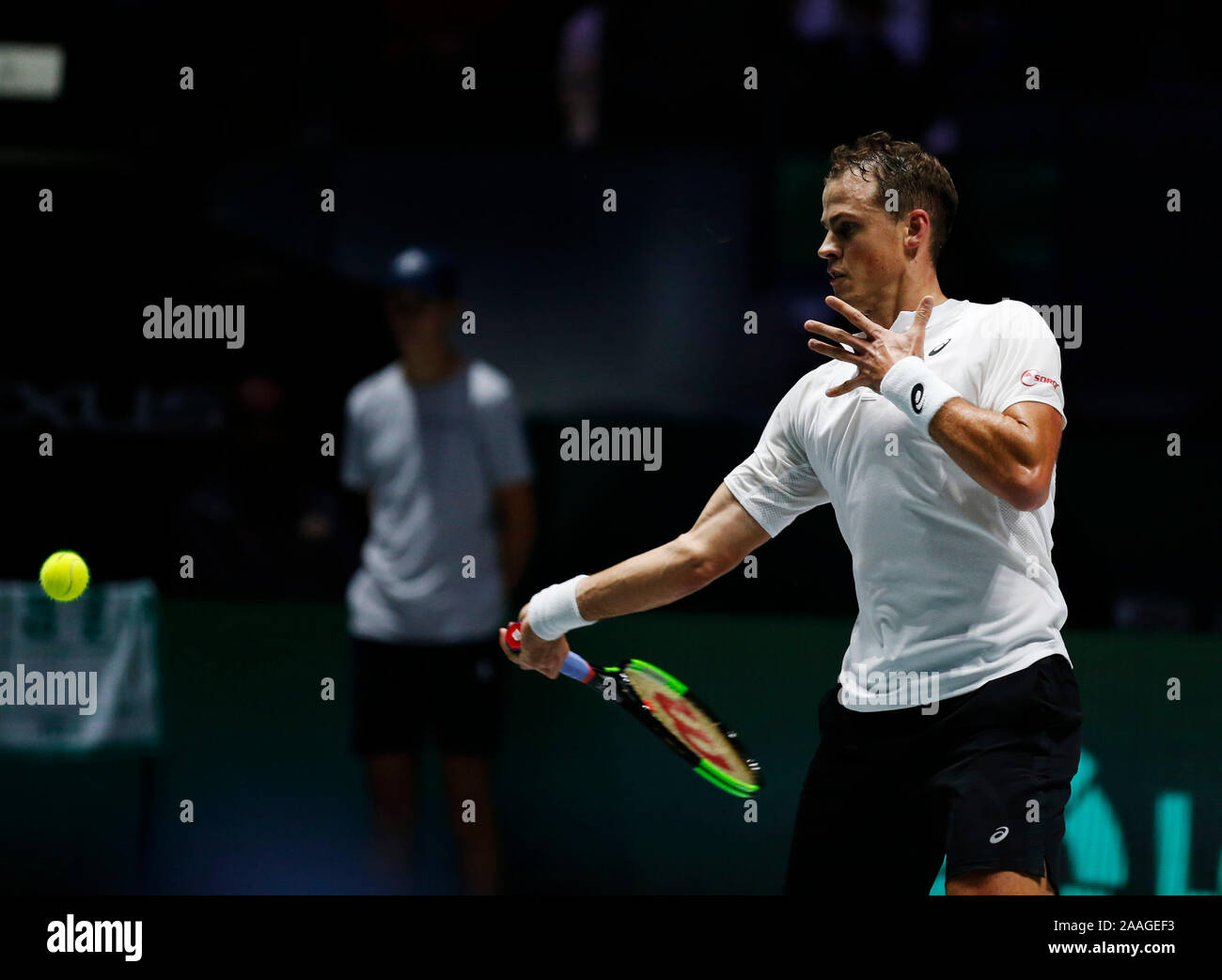 Vasek Pospisil du Canada joue un coup droit contre John Millman de l'Australie pendant la journée 4 de la Coupe Davis 2019 à la Caja Magica de Madrid. Pospisil gagne 7-6 6-4 Banque D'Images