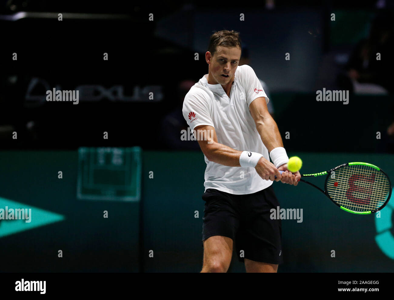 Vasek Pospisil du Canada joue un revers contre John Millman de l'Australie pendant la journée 4 de la Coupe Davis 2019 à la Caja Magica de Madrid. Pospisil gagne 7-6 6-4 Banque D'Images