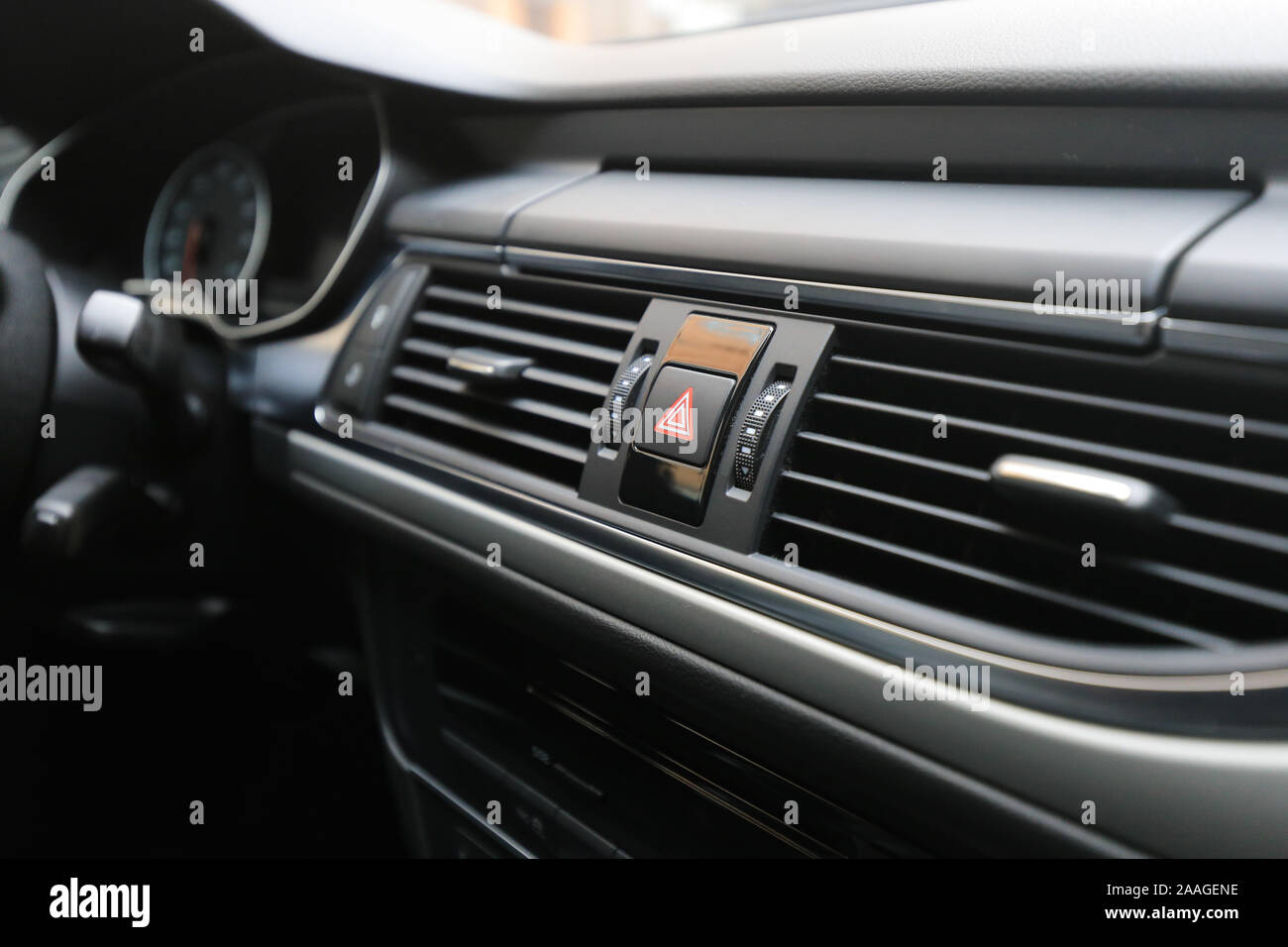 Bouton des feux de détresse à l'intérieur de voiture Banque D'Images