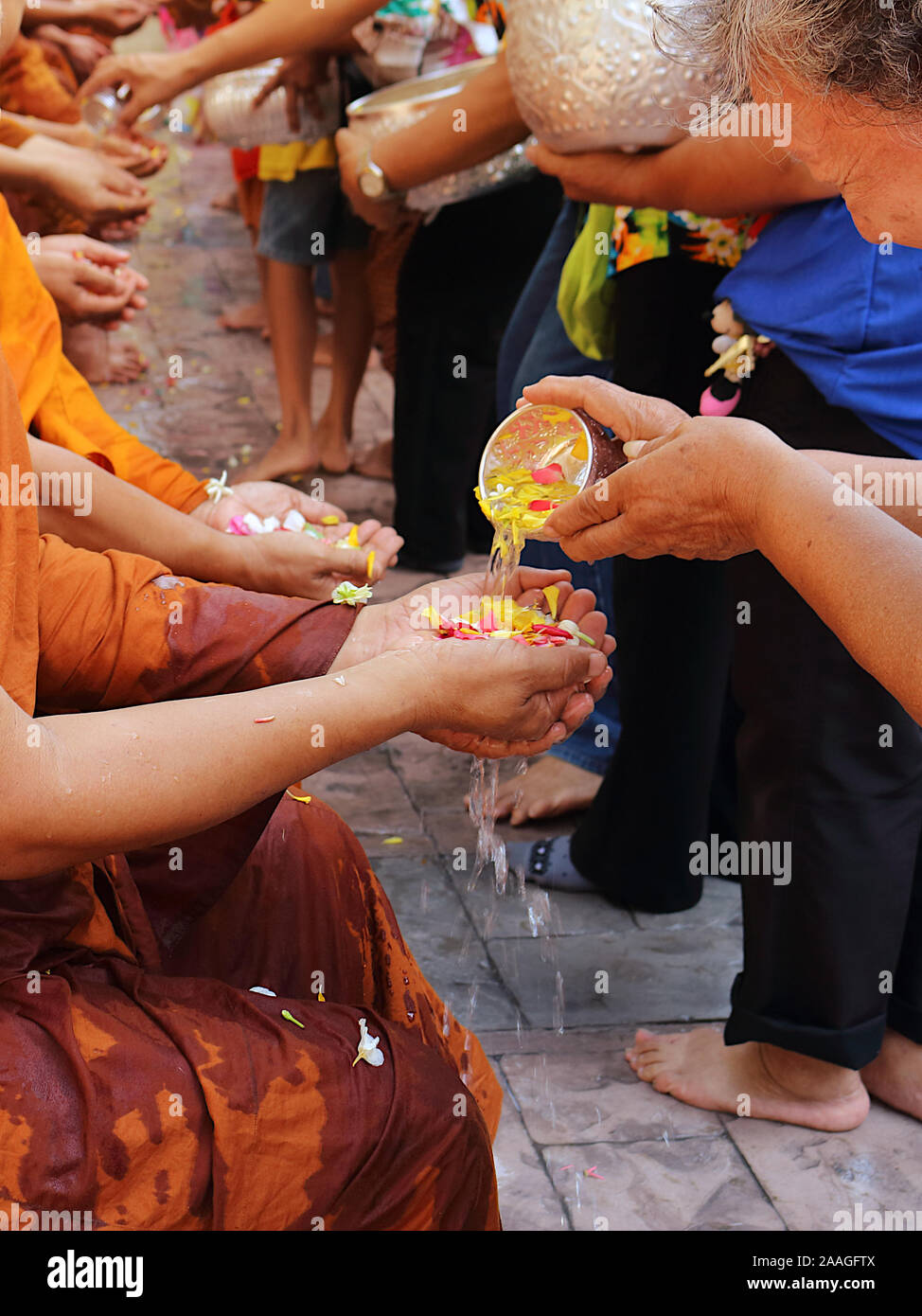 Pendant le festival de Songkran, les gens participent à une cérémonie de versement d'eau pour les moines afin de montrer leur respect. Banque D'Images