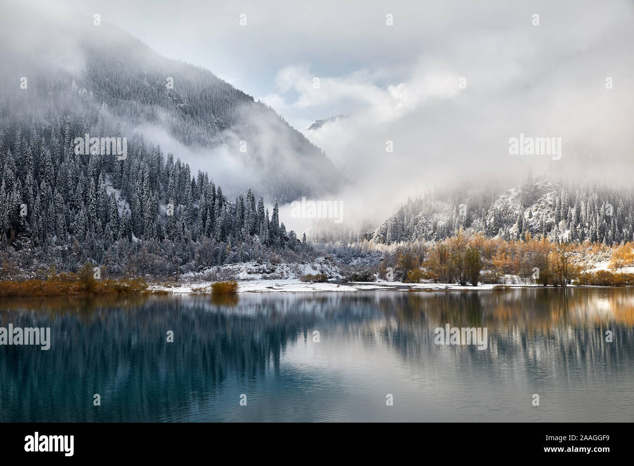 Belle vue sur lac de montagne l'Issyk avec arbres jaunes à l'automne à la neige dans le Kazakhstan, en Asie centrale Banque D'Images