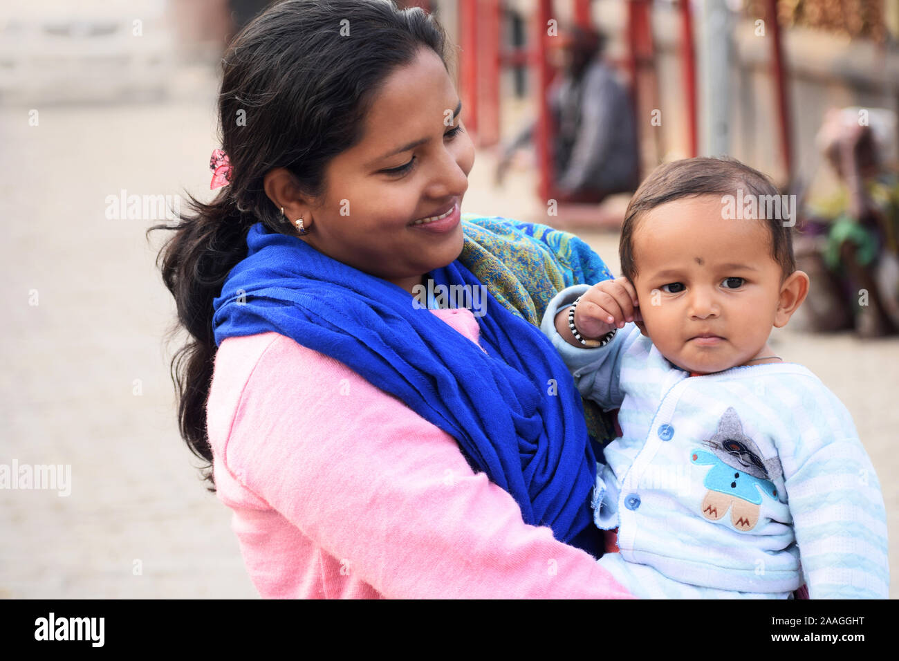 Cute baby boy avec la mère, de l'Assam, Inde Banque D'Images