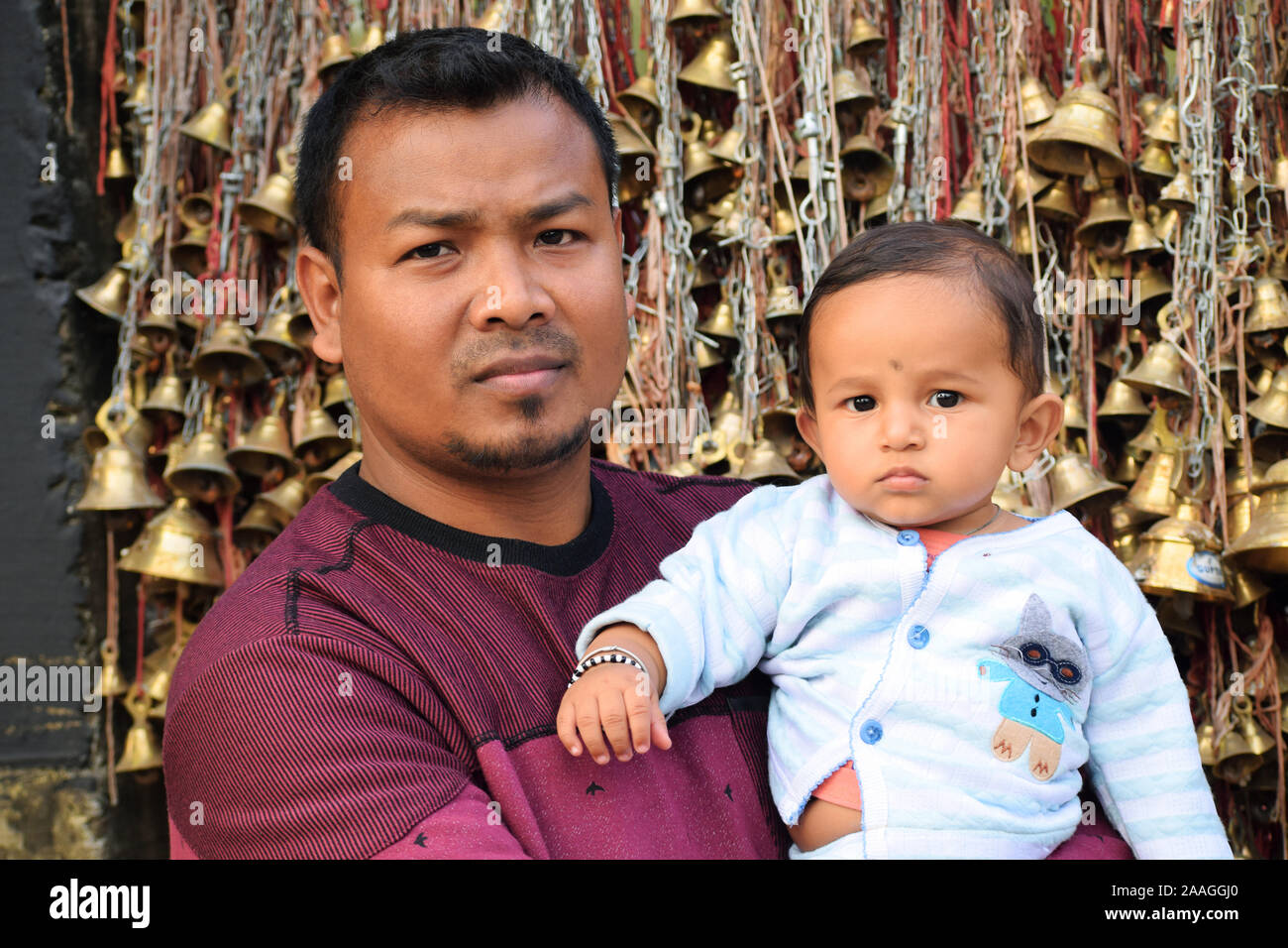 Mignon bébé garçon avec oncle, Assam, Inde Banque D'Images