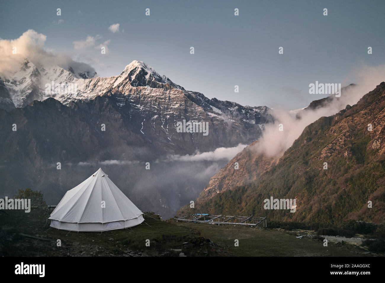 Camp à l'Annapurna trek avec l'Annapurna et Hinchuli pic au Népal Himalaya Banque D'Images Camp à l'Annapurna trek avec l'Annapurna et Hinchuli pic au Népal Himalaya Banque D'Images