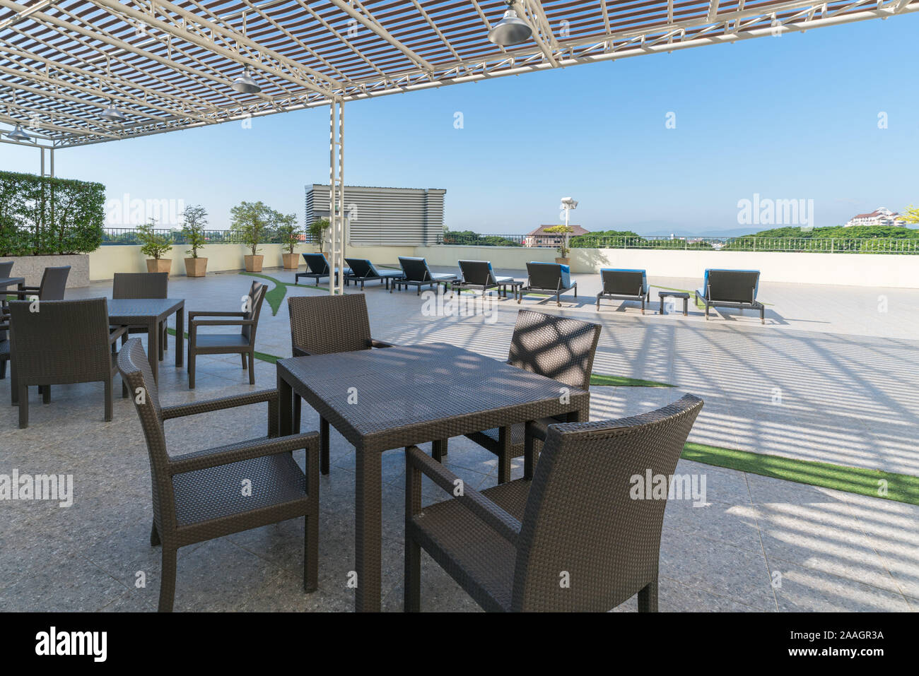 Terrasse moderne avec des chaises et tables dans une journée ensoleillée Banque D'Images