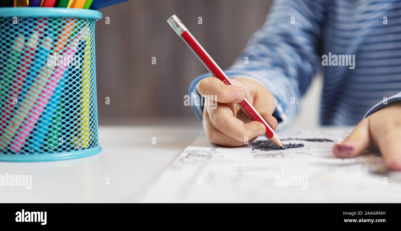 Petit enfant à la maison dessin sur le papier Banque D'Images