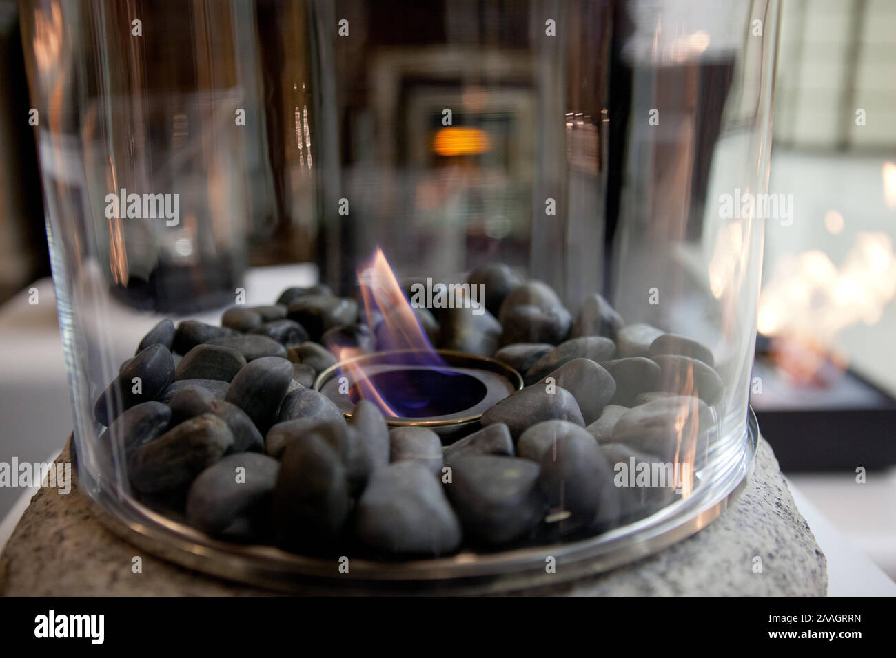 Cheminée bioéthanol portable alimenté à la maison en feu, pour vivre le feu à la maison, pas de cheminée et la cheminée est nécessaire. Bio-éthanol liquide brûle dans la cuvette. Ro Banque D'Images