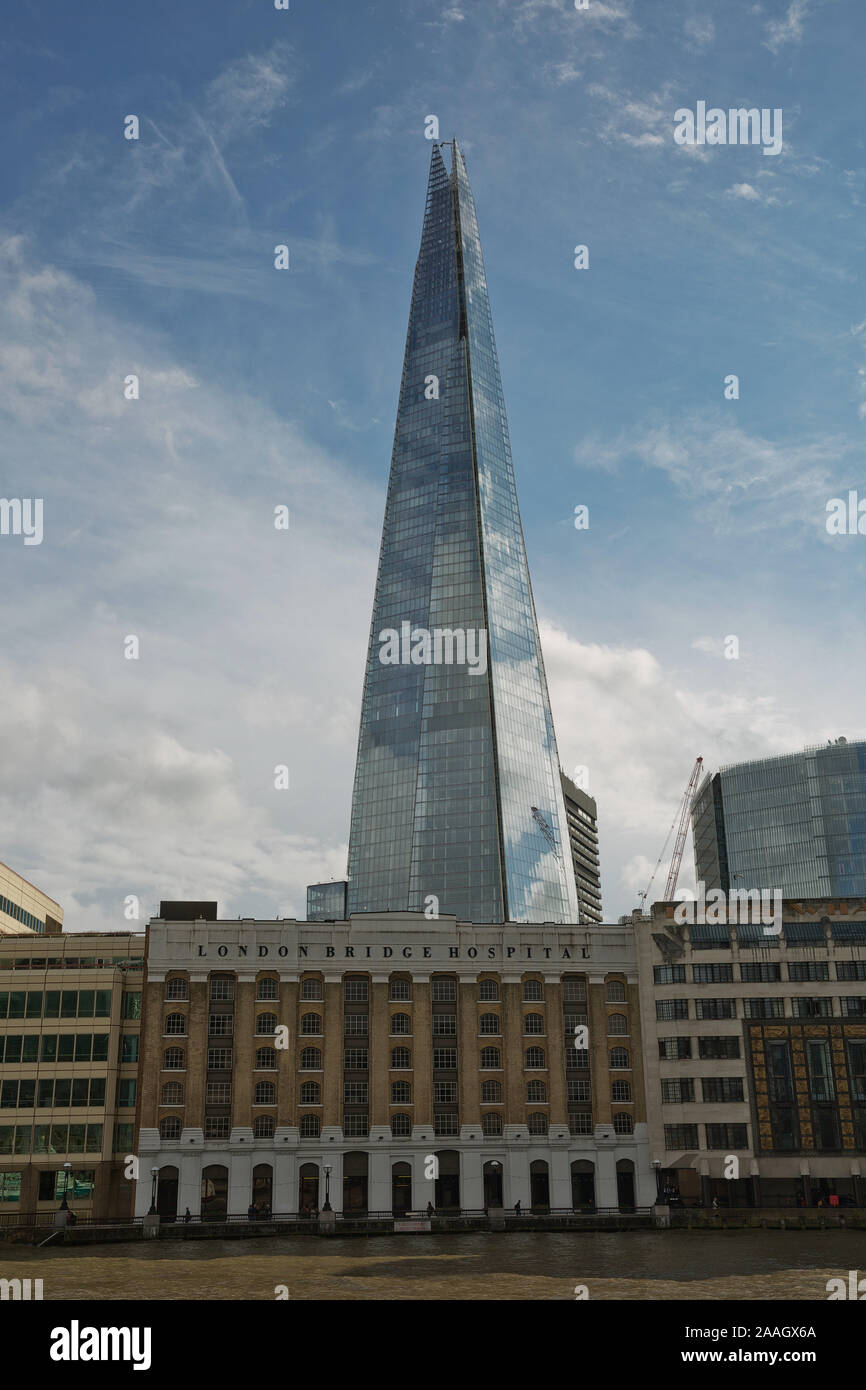 Londres, Royaume-Uni - 08 septembre 2017 : l'hôpital de London Bridge et Renzo Piano nouvelle 'gratte-ciel' le tesson à Londres. Les 95 étages, se tenant à l'écharde 310 mete Banque D'Images